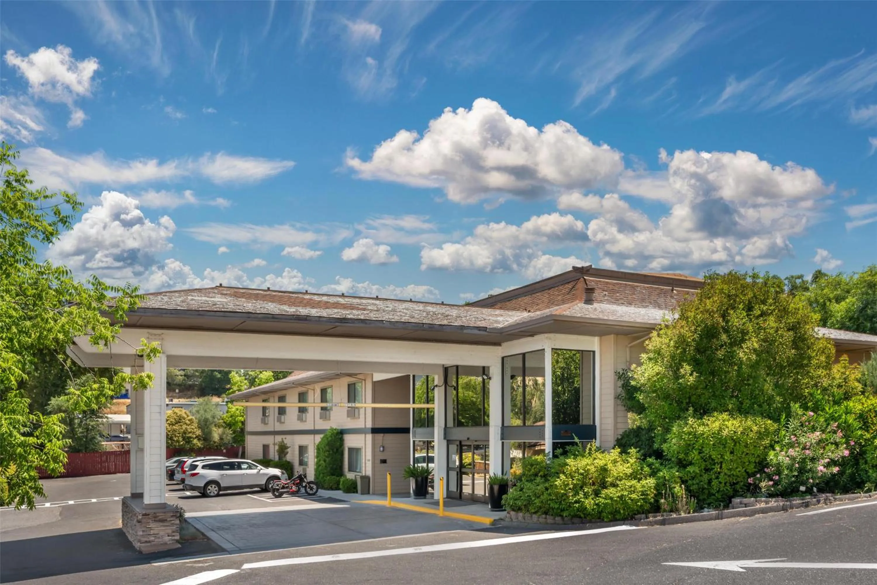 Property building in Best Western Plus Sonora Oaks Hotel and Conference Center