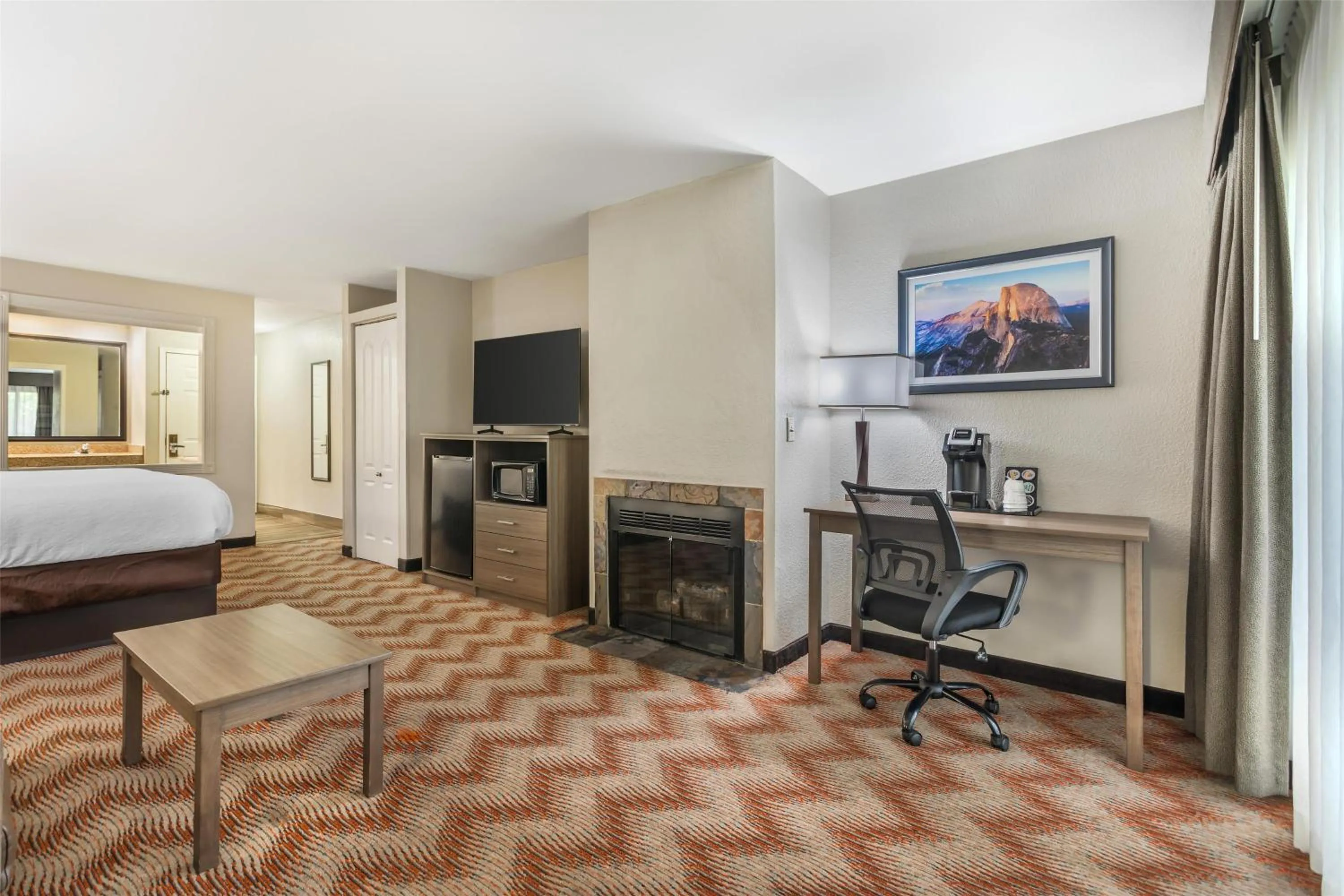 Photo of the whole room, Bed in Best Western Plus Sonora Oaks Hotel and Conference Center