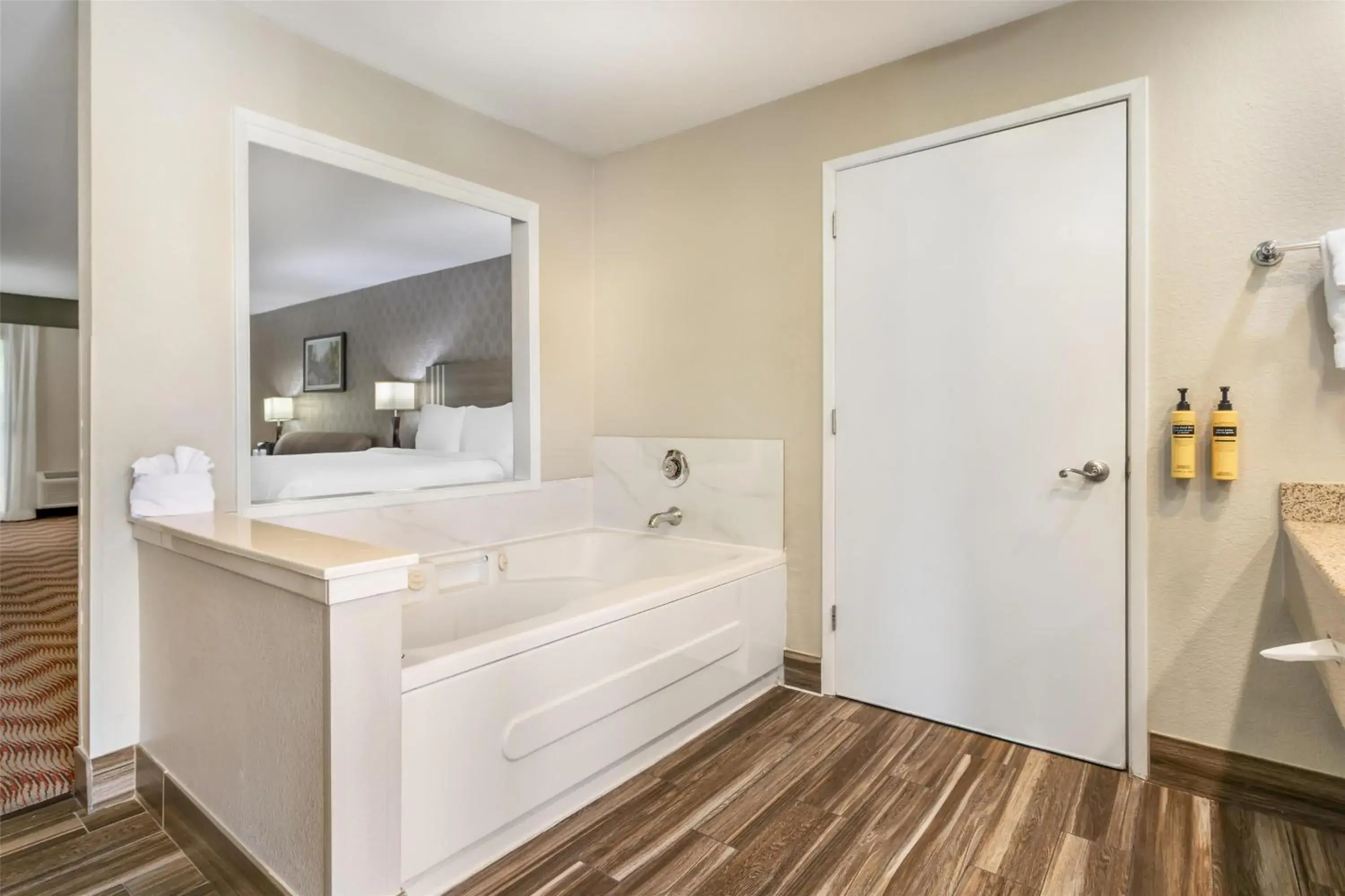 King Suite with Whirlpool and Fireplace - Non-Smoking in Best Western Plus Sonora Oaks Hotel and Conference Center King Suite with Whirlpool and Fireplace - Non-Smoking in Best Western Plus Sonora Oaks Hotel and Conference Center