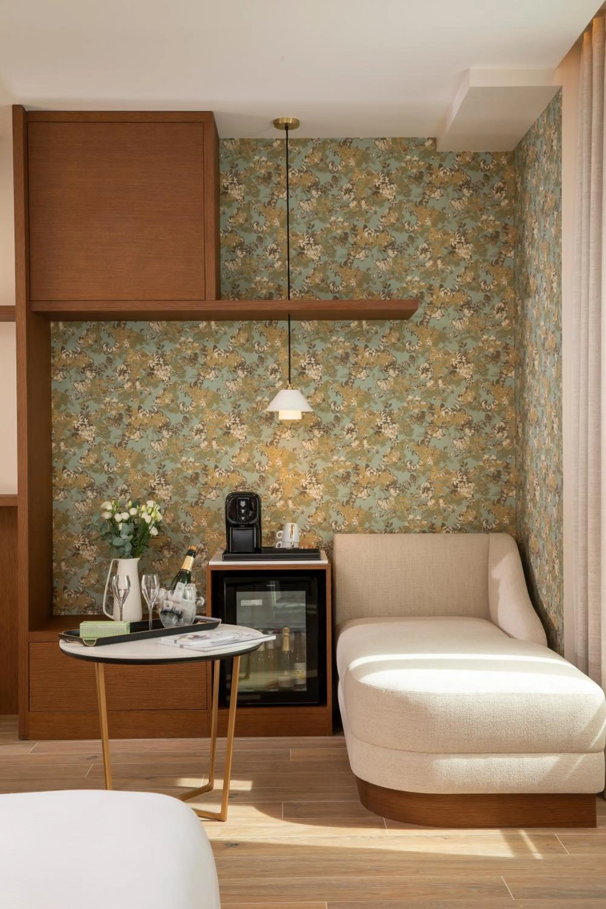 Seating area, Bed in Hôtel des Champs-Elysées