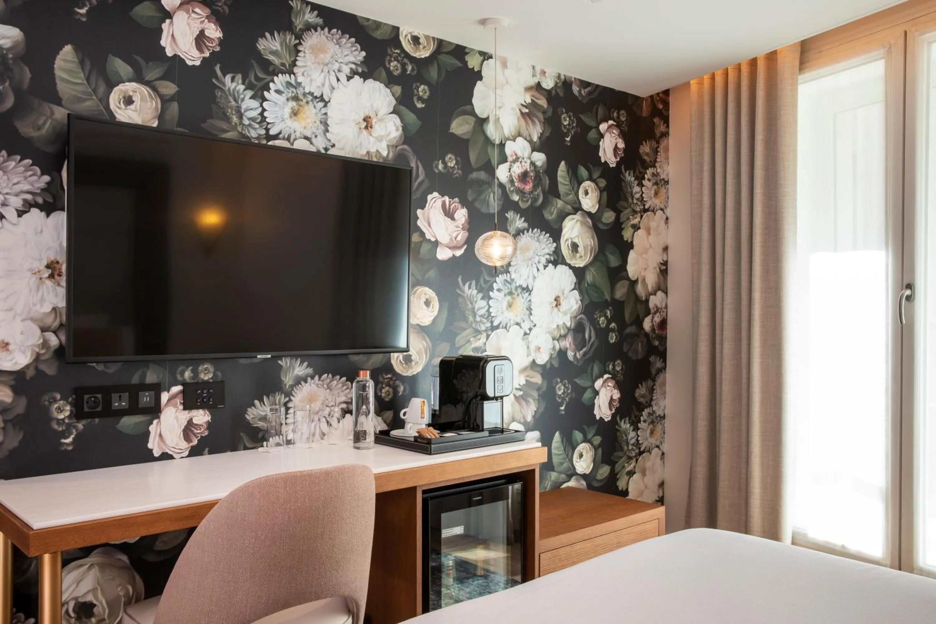 Bed in Hôtel des Champs-Elysées