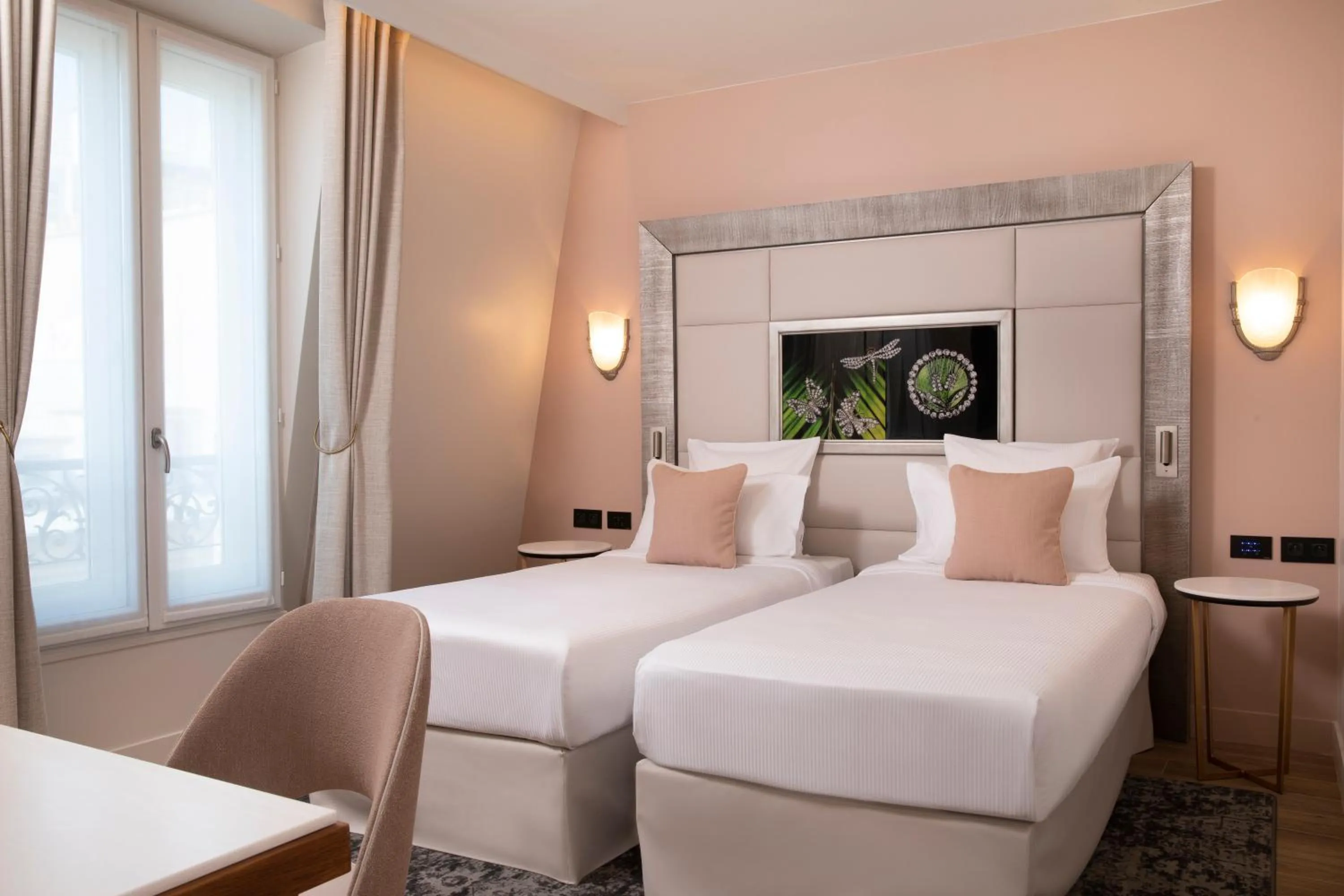 Bed in Hôtel des Champs-Elysées