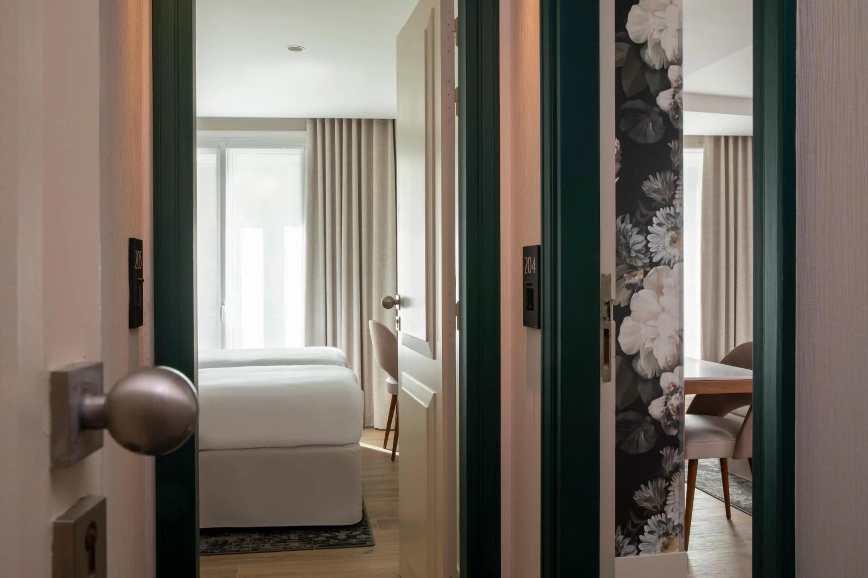 Photo of the whole room, Bed in Hôtel des Champs-Elysées