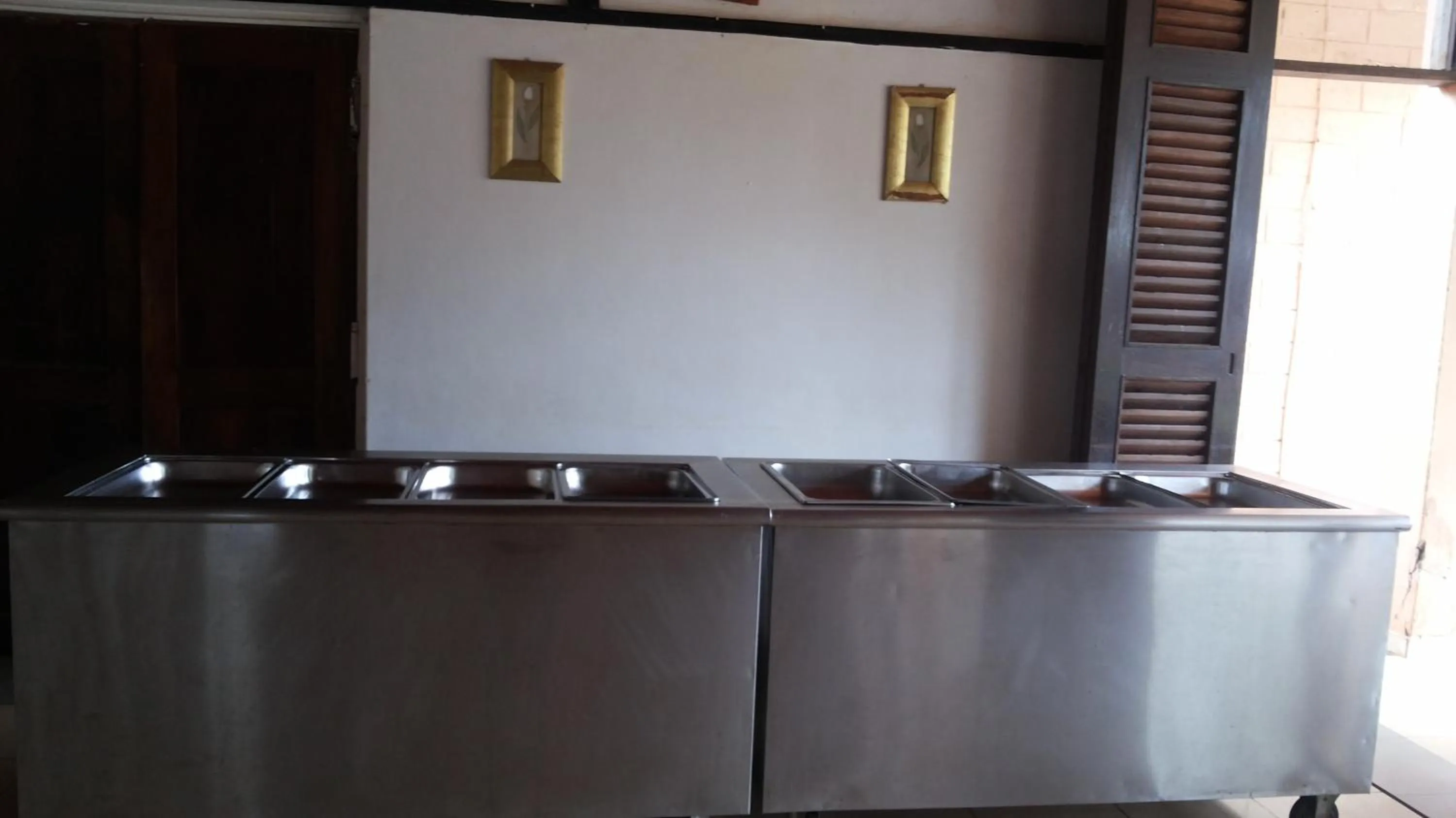 Restaurant/places to eat in St Lira Hotel