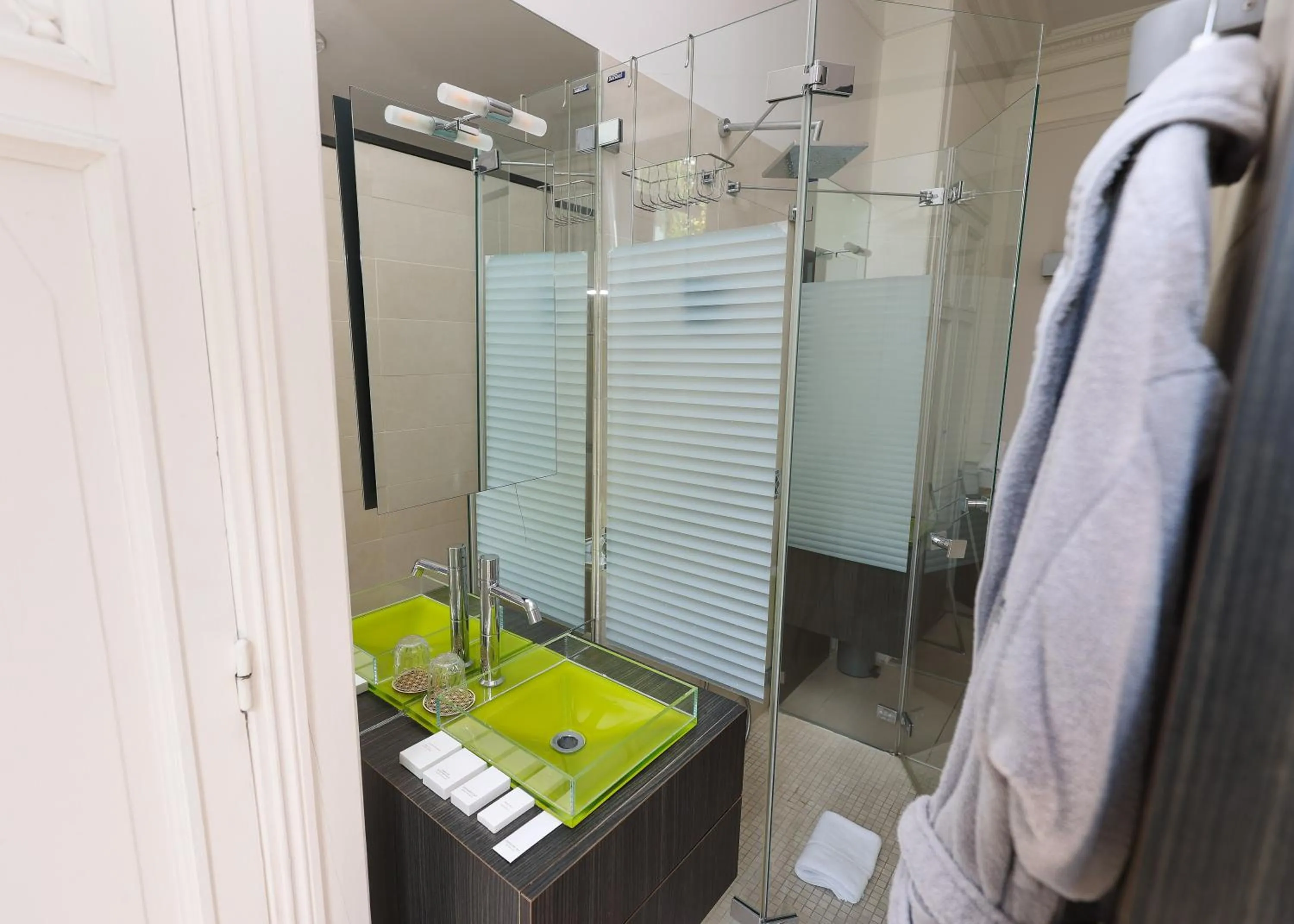 Shower in Hôtel Château de Lacan