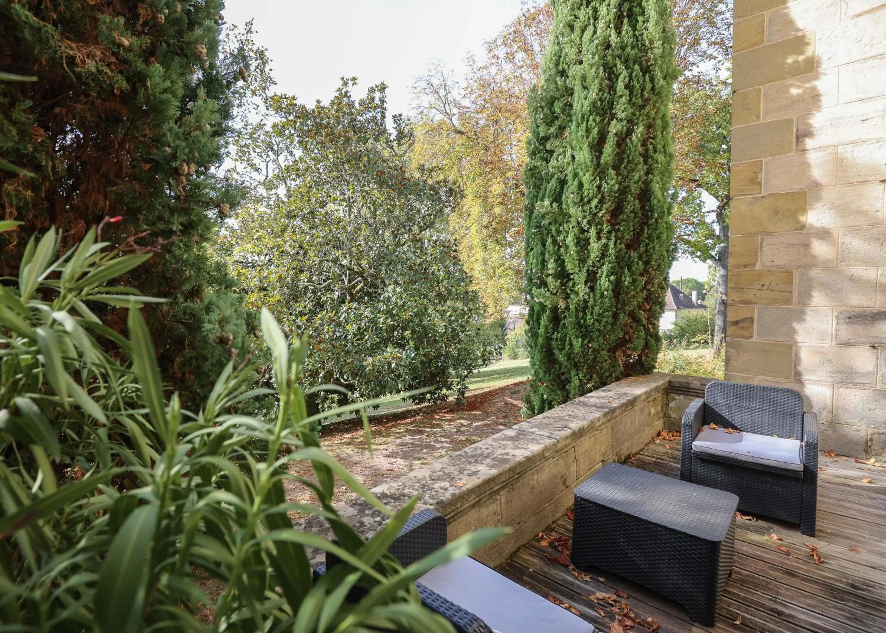Patio in Hôtel Château de Lacan