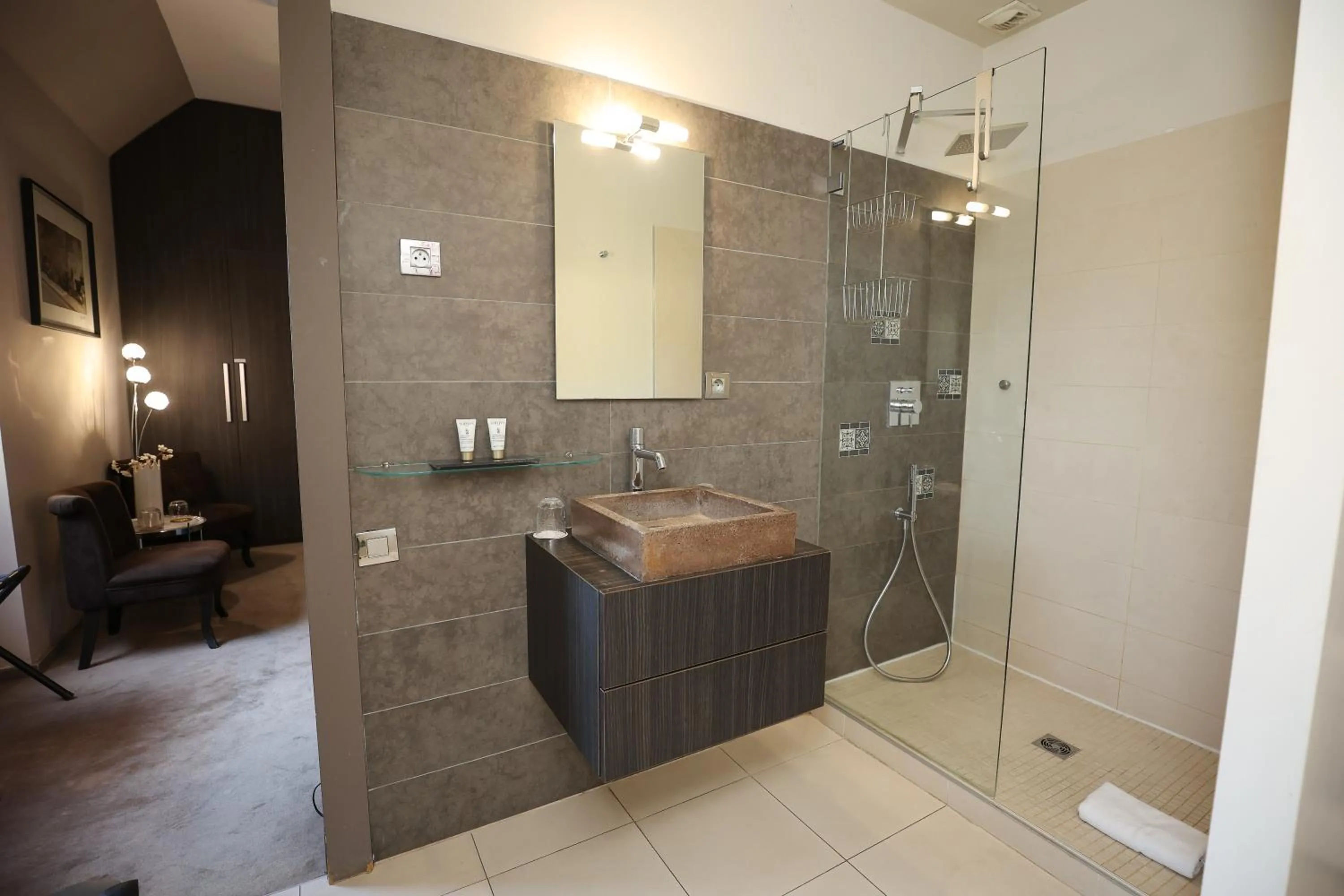 Shower in Hôtel Château de Lacan