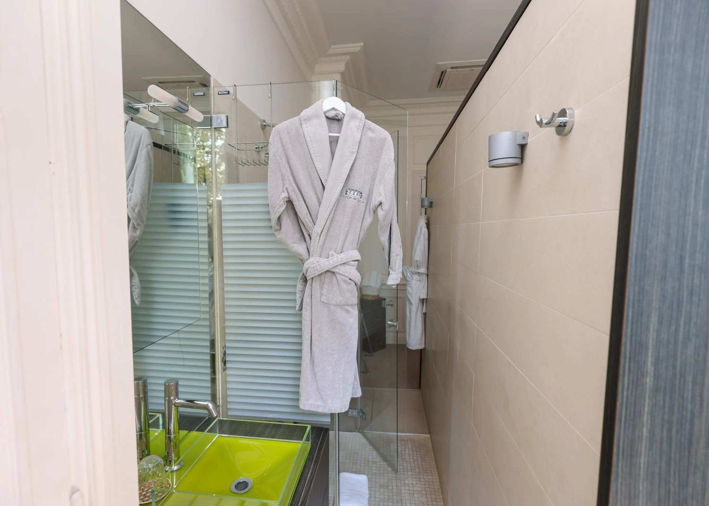 Shower in Hôtel Château de Lacan