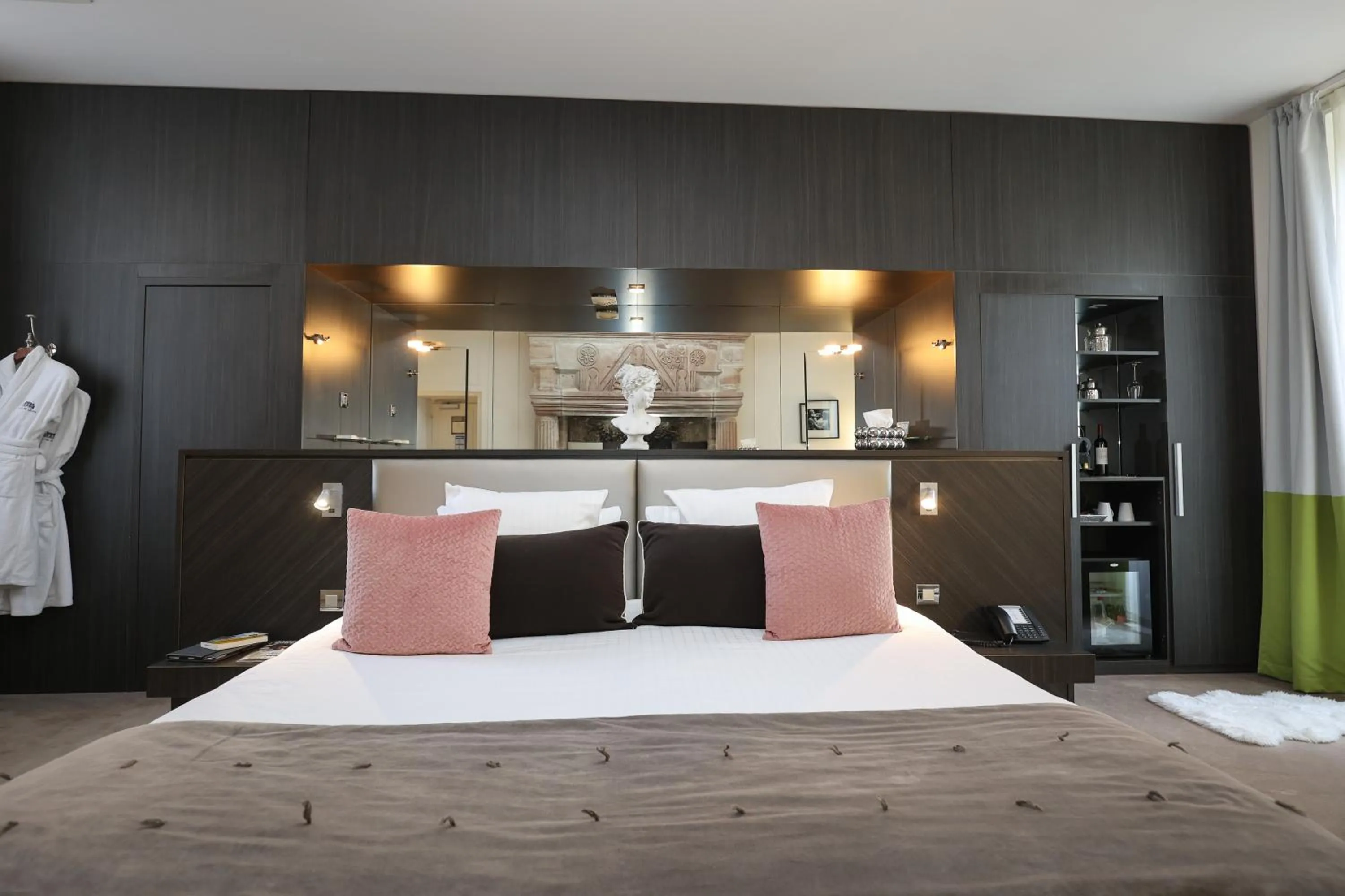 Bed in Hôtel Château de Lacan