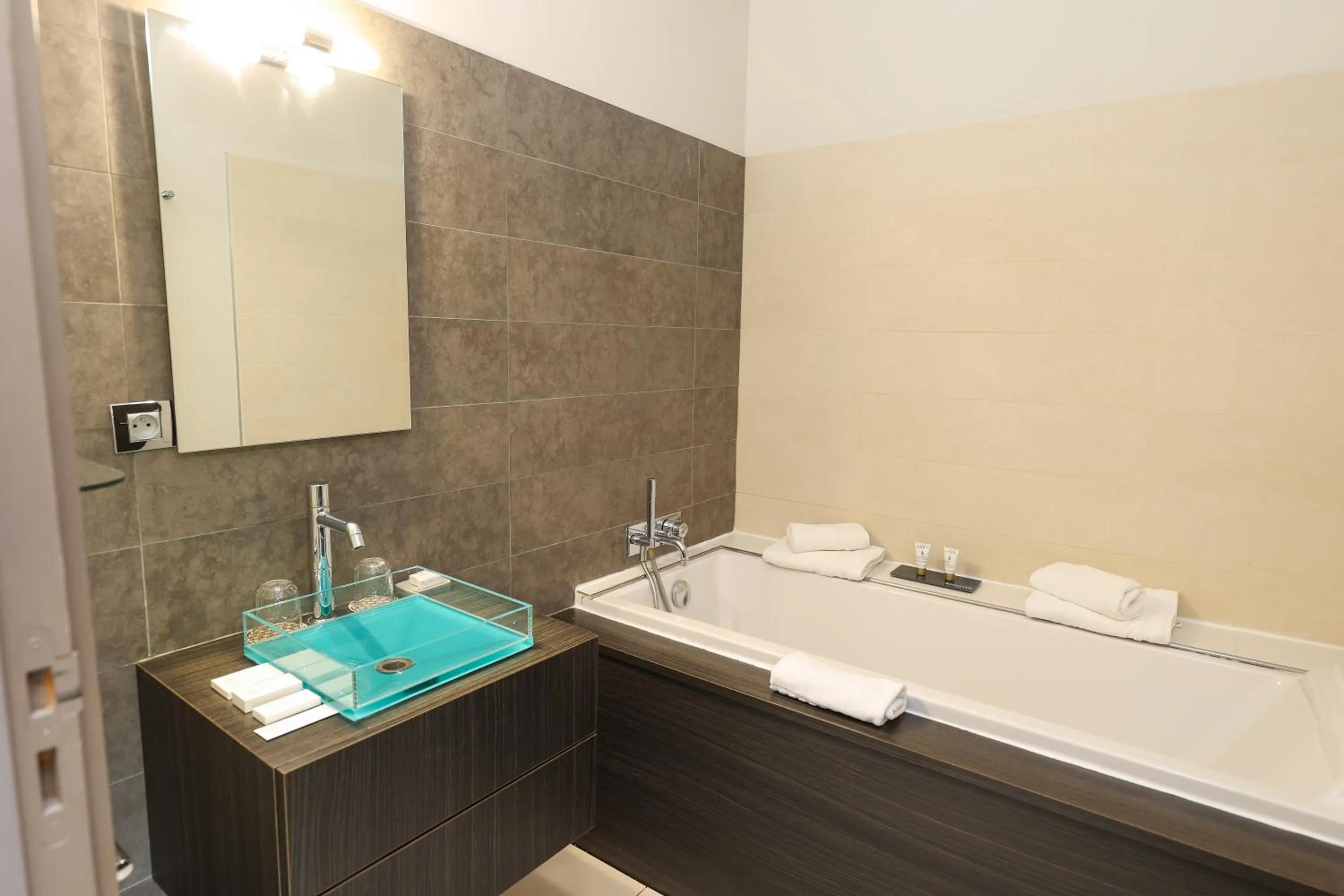 Bathroom in Hôtel Château de Lacan