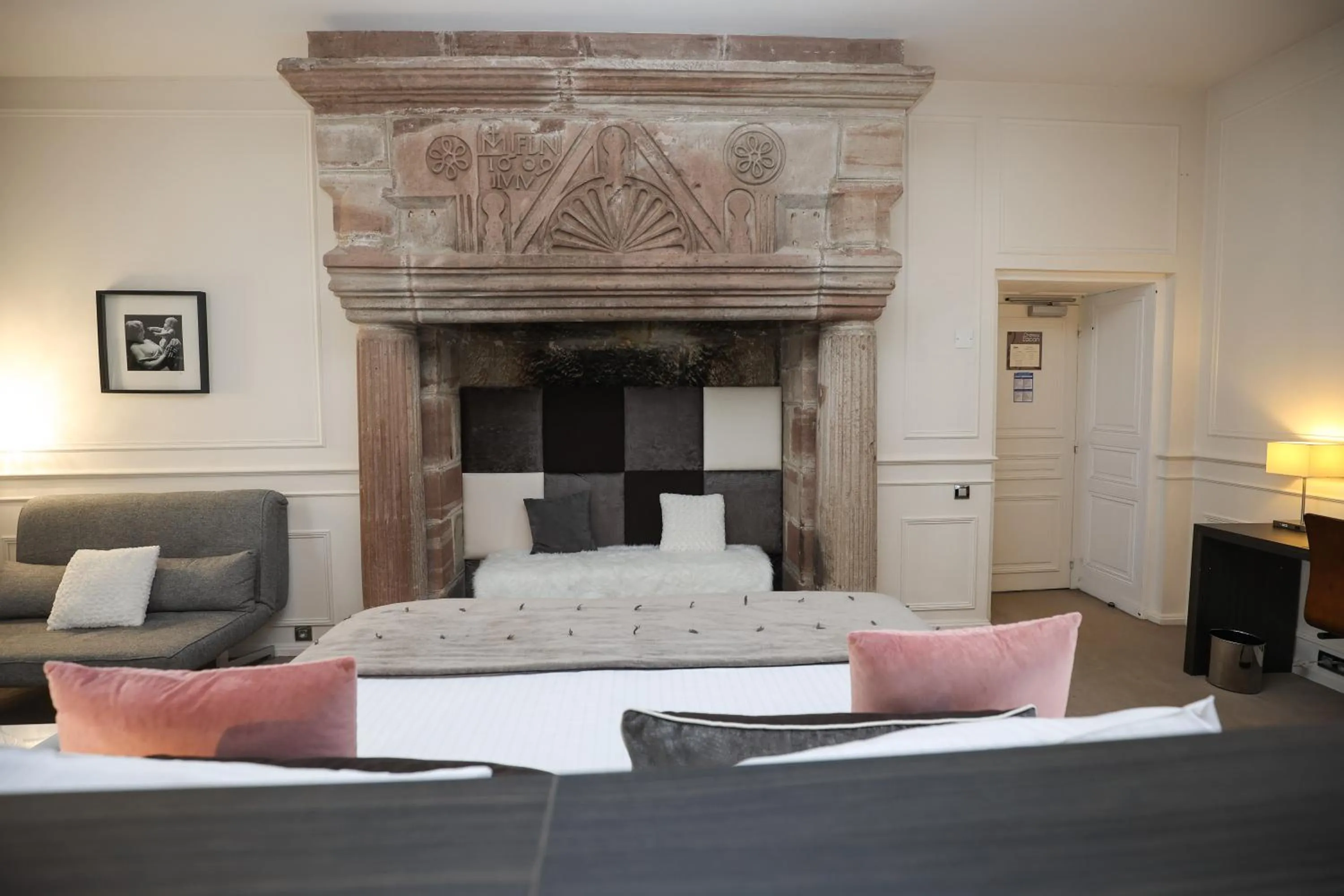 Photo of the whole room in Hôtel Château de Lacan