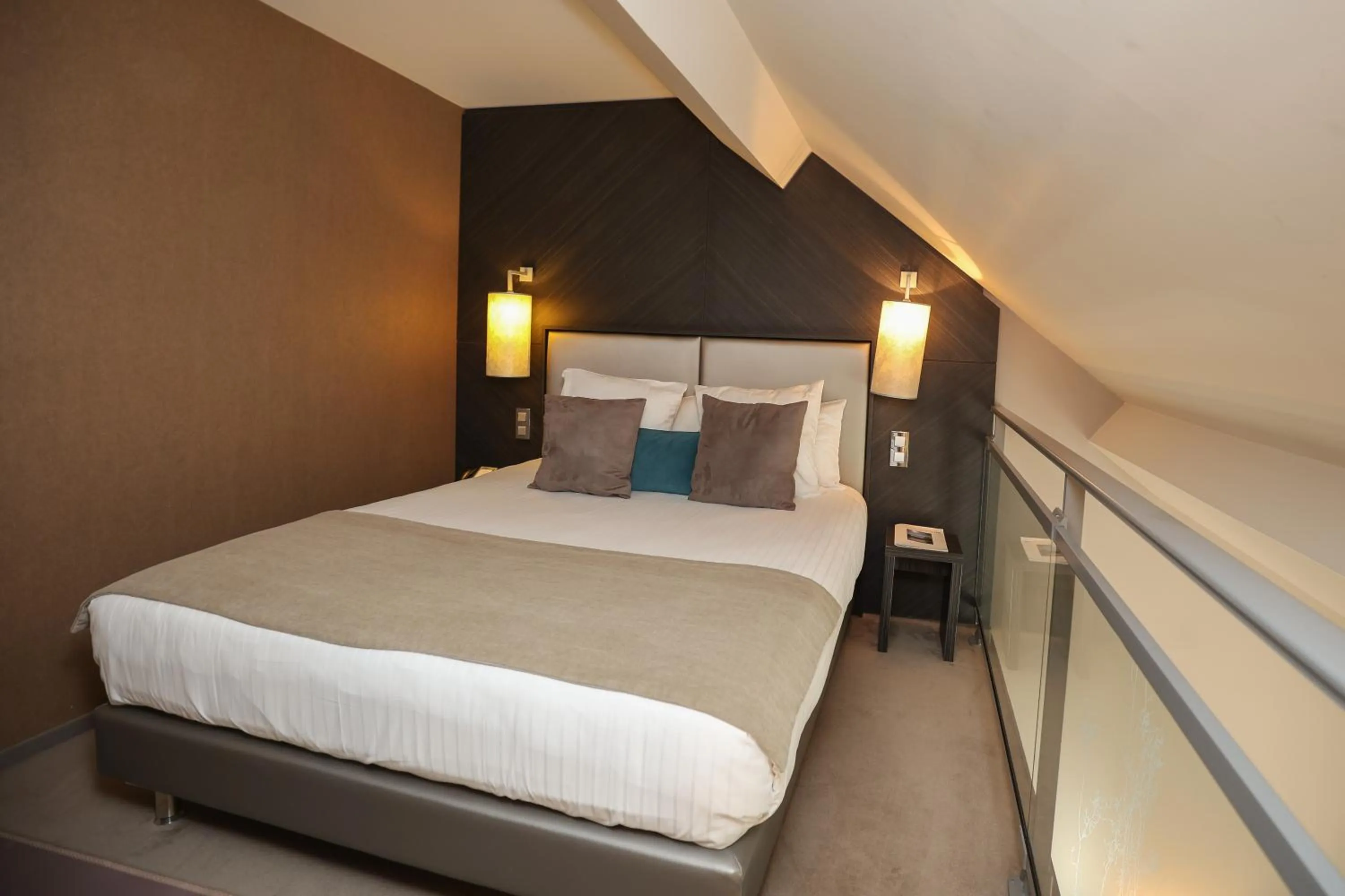 Bed in Hôtel Château de Lacan