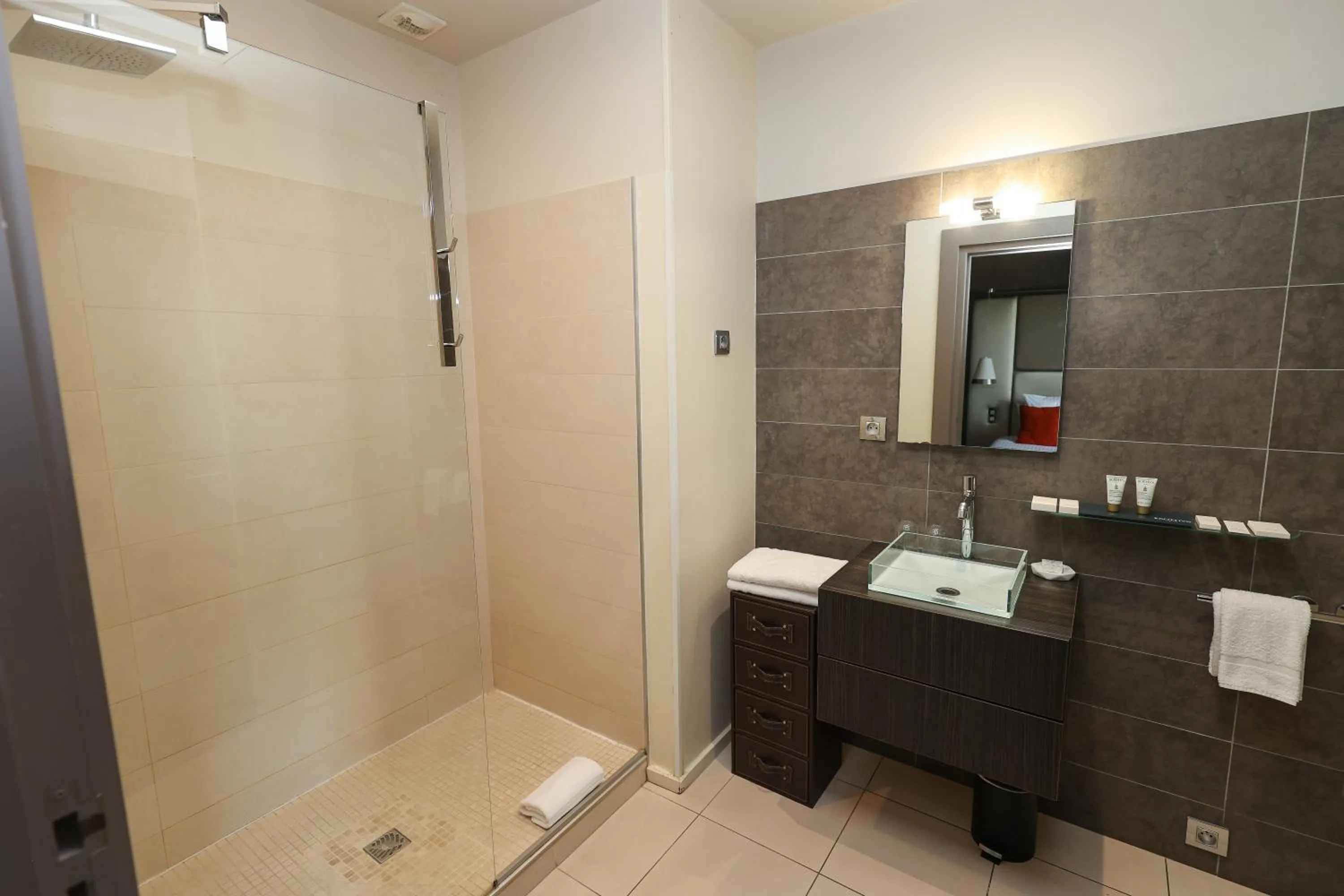 Bathroom in Hôtel Château de Lacan