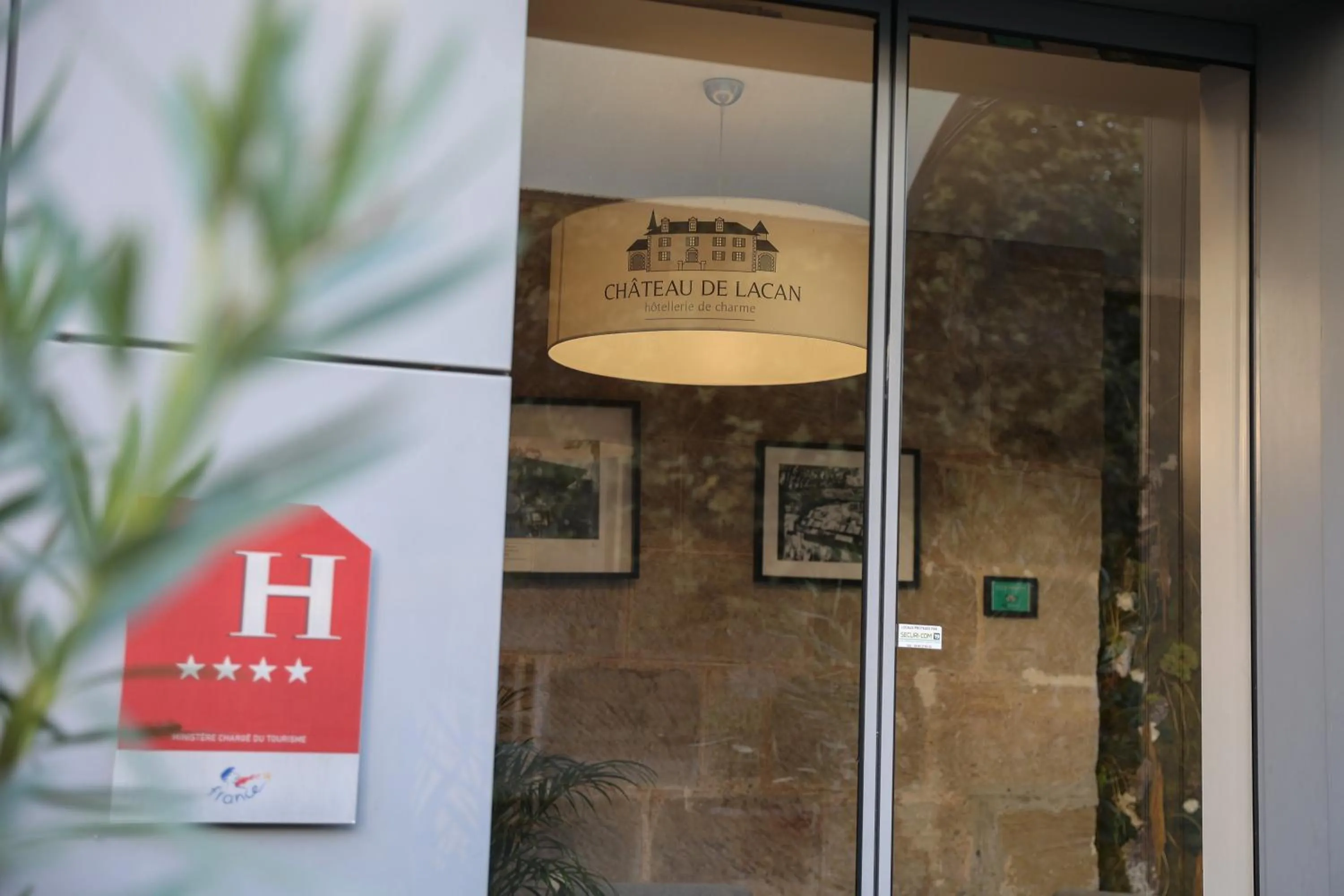 Lobby or reception in Hôtel Château de Lacan