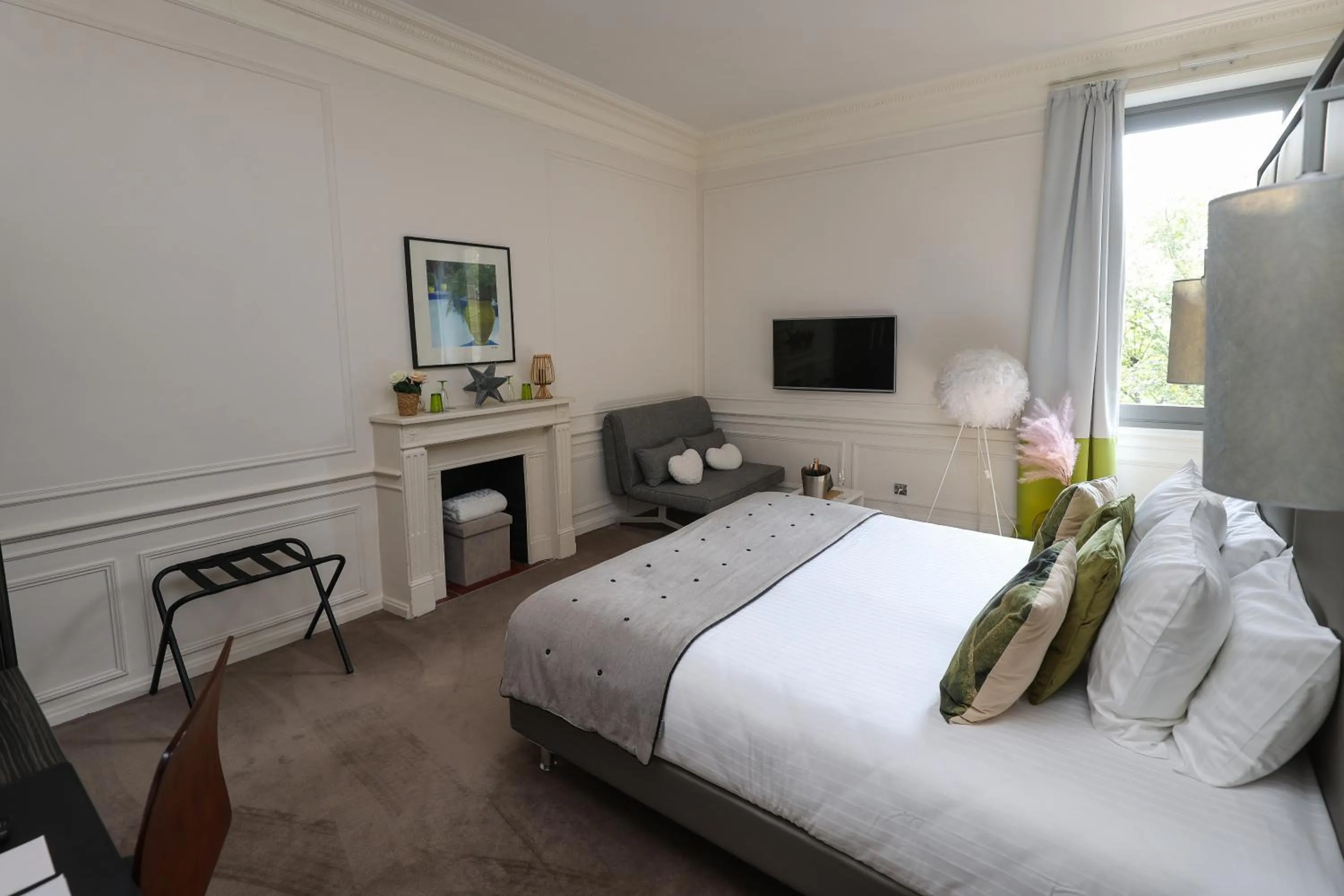 Communal lounge/ TV room, Bed in Hôtel Château de Lacan