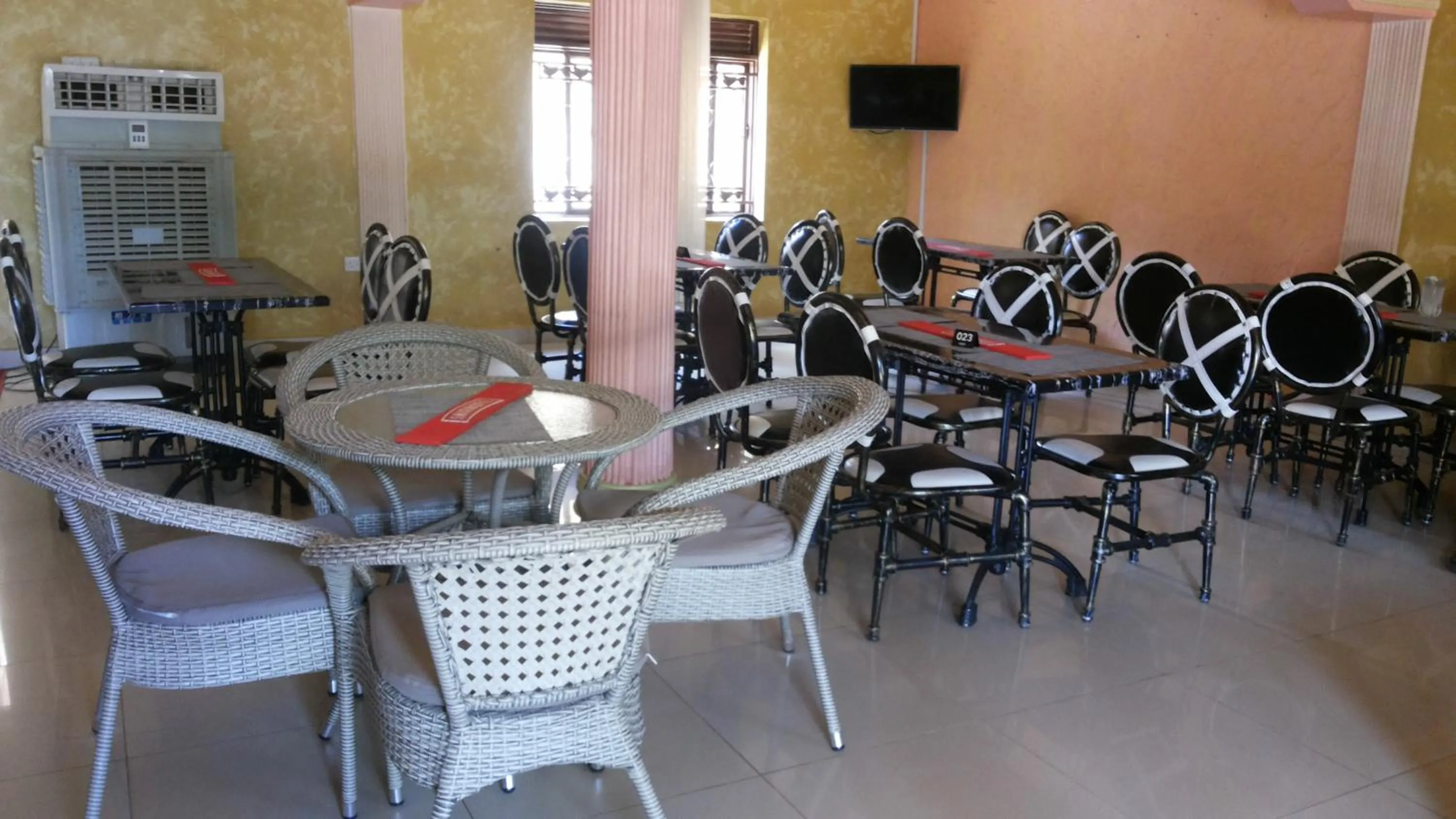 Restaurant/places to eat in Hotel Bucolic Heritage