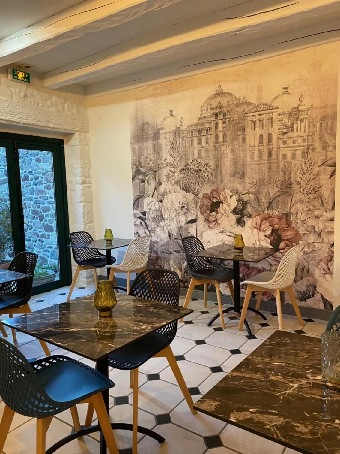 Restaurant/places to eat in Manoir De Rigourdaine