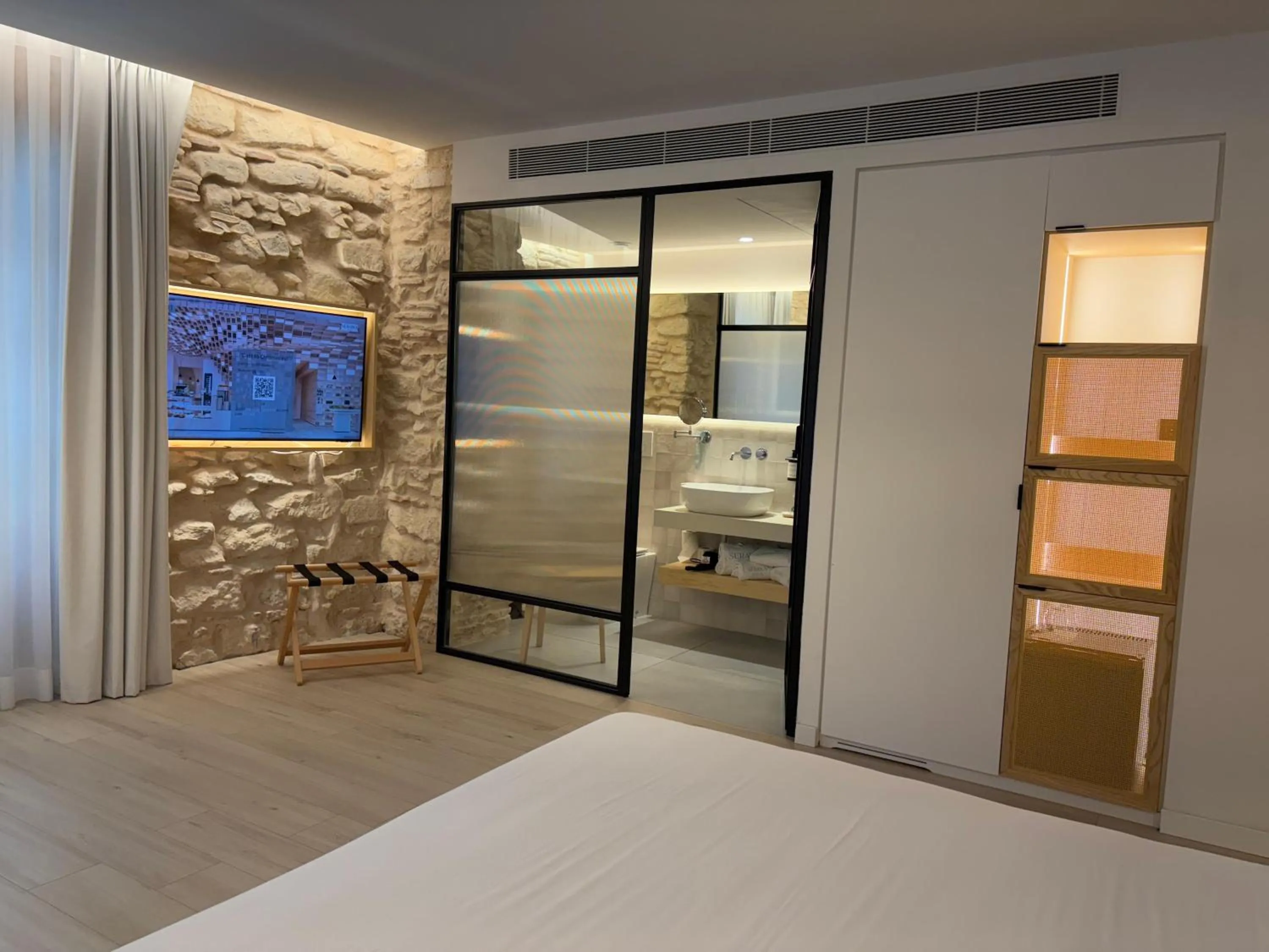 minibar, Bed in Hotel Serawa Alicante