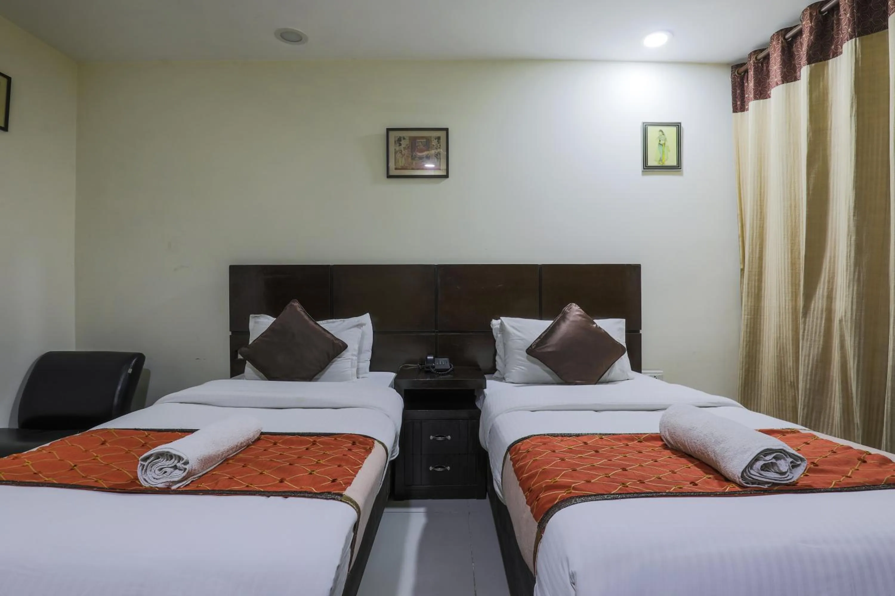 Photo of the whole room, Bed in Hermitage by The Cosy Hotels Near Lotus Temple