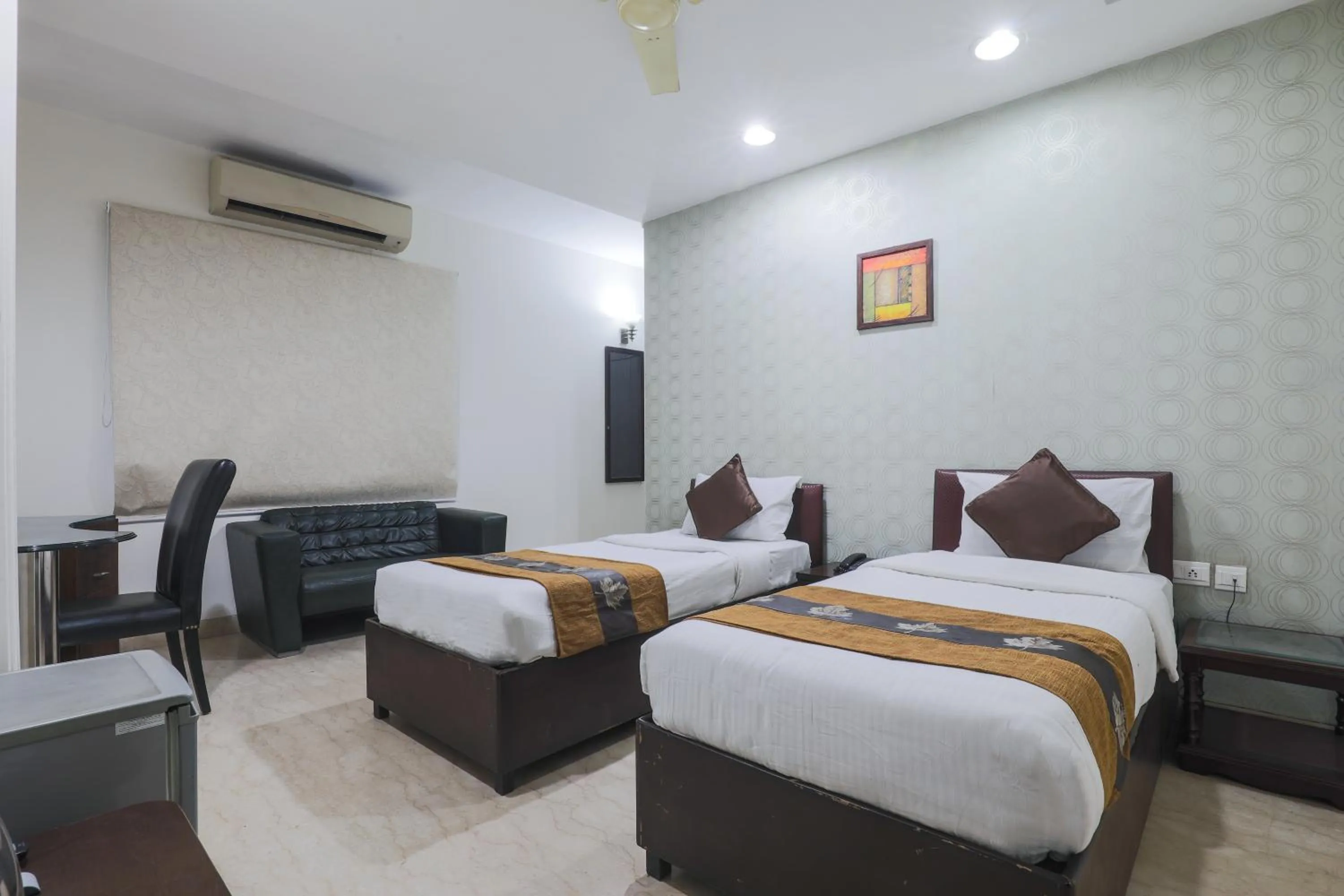 Photo of the whole room, Bed in Hermitage by The Cosy Hotels Near Lotus Temple