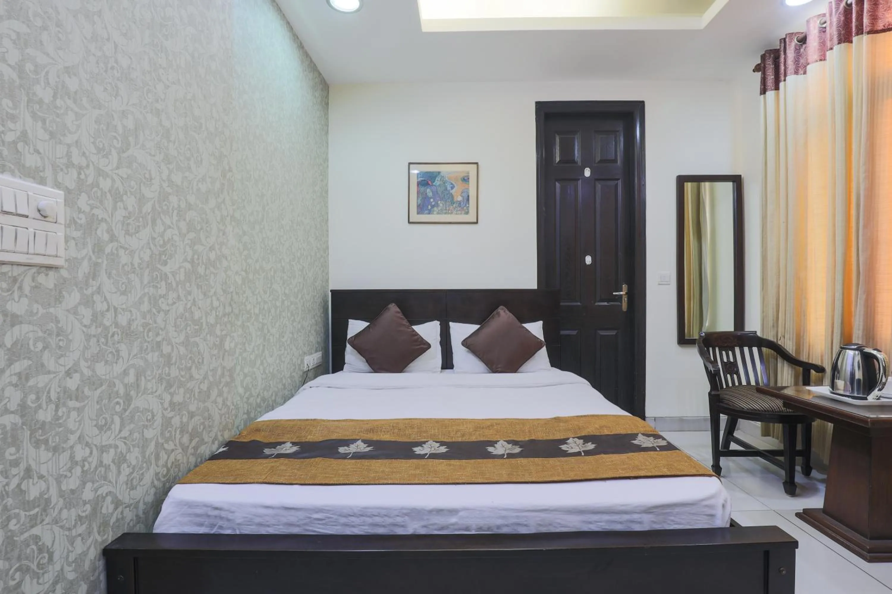 Photo of the whole room, Bed in Hermitage by The Cosy Hotels Near Lotus Temple