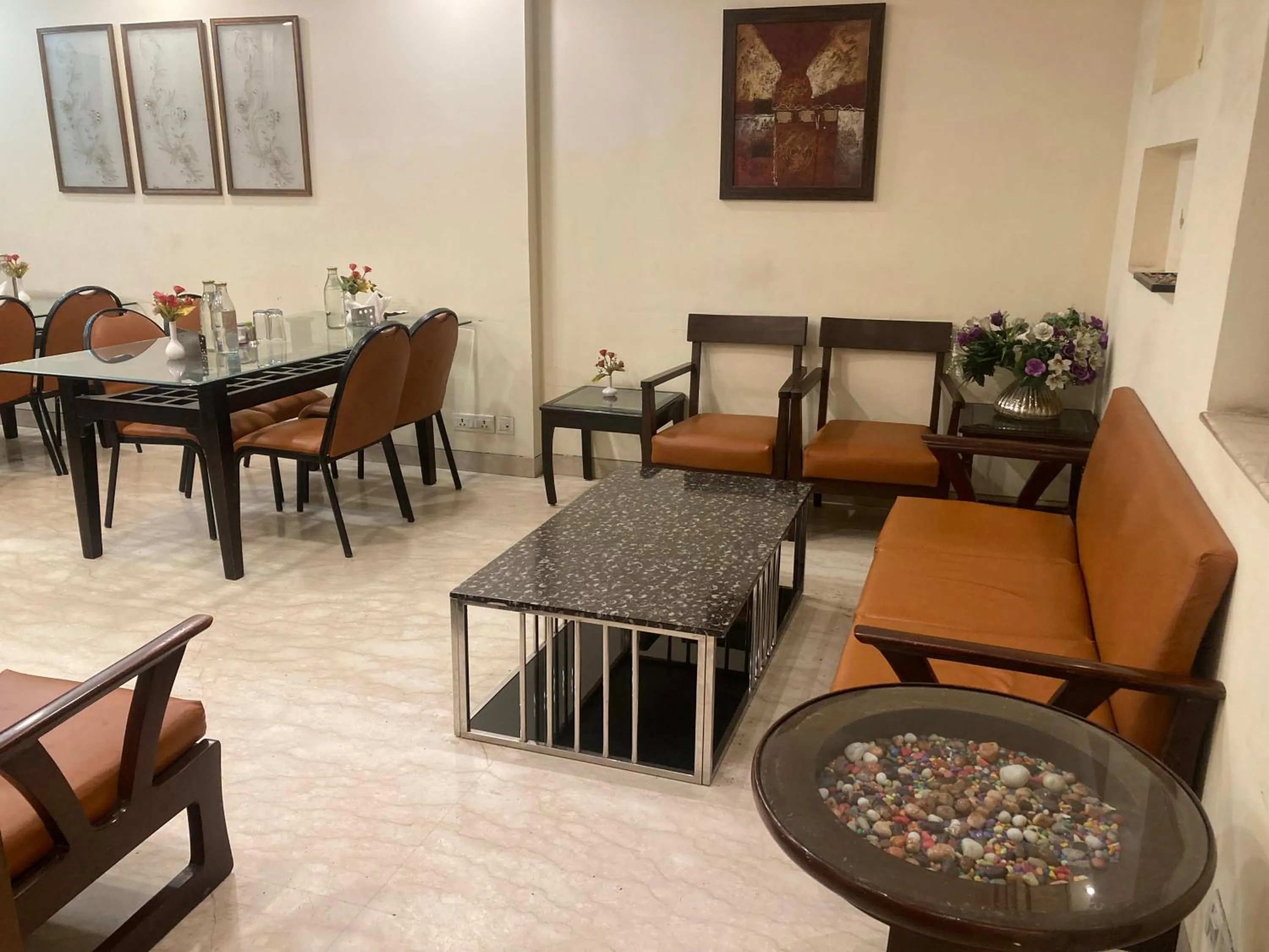 Restaurant/places to eat in Hermitage by The Cosy Hotels Near Lotus Temple