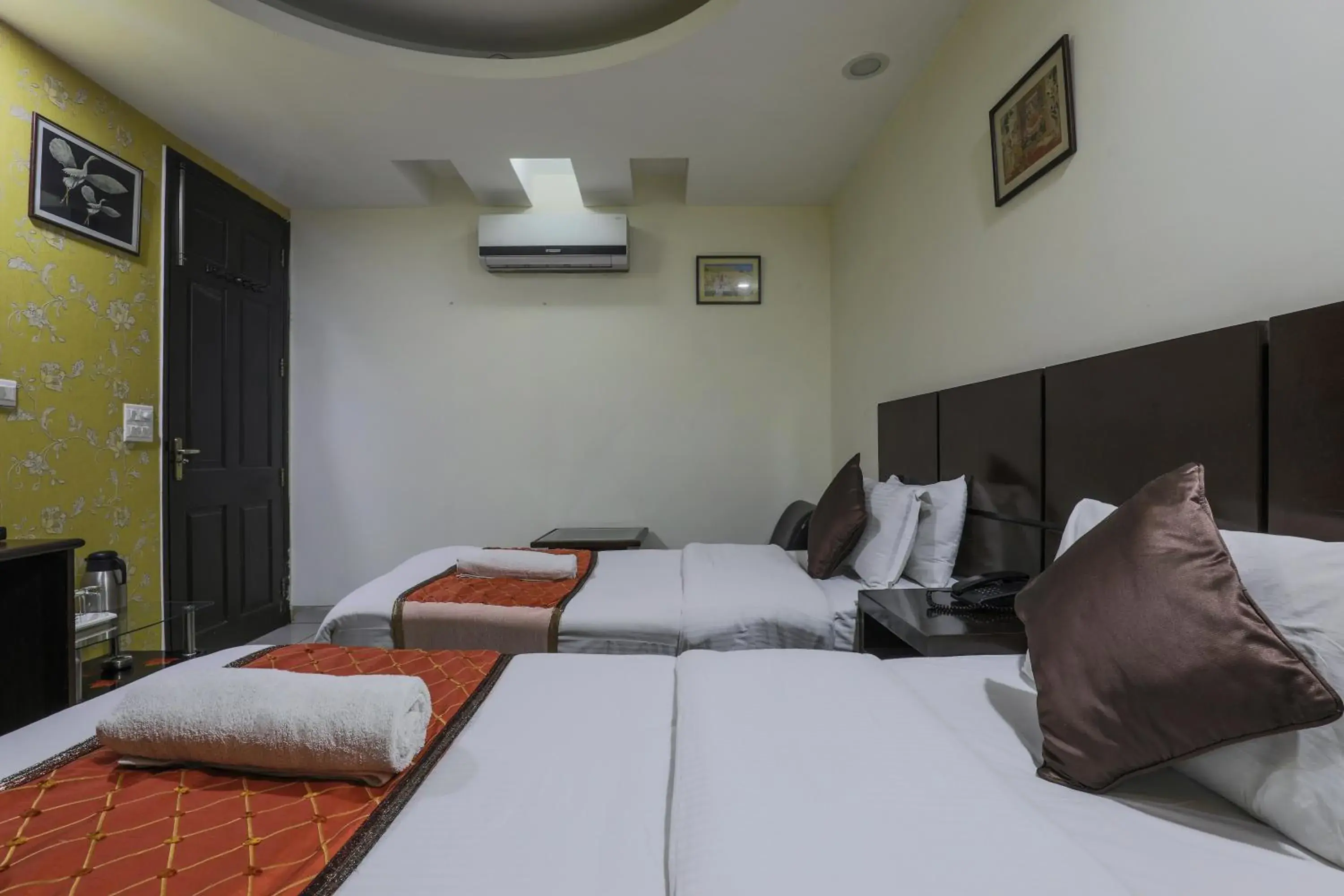 Deluxe Double or Twin Room in Hermitage by The Cosy Hotels Near Lotus Temple Deluxe Double or Twin Room in Hermitage by The Cosy Hotels Near Lotus Temple