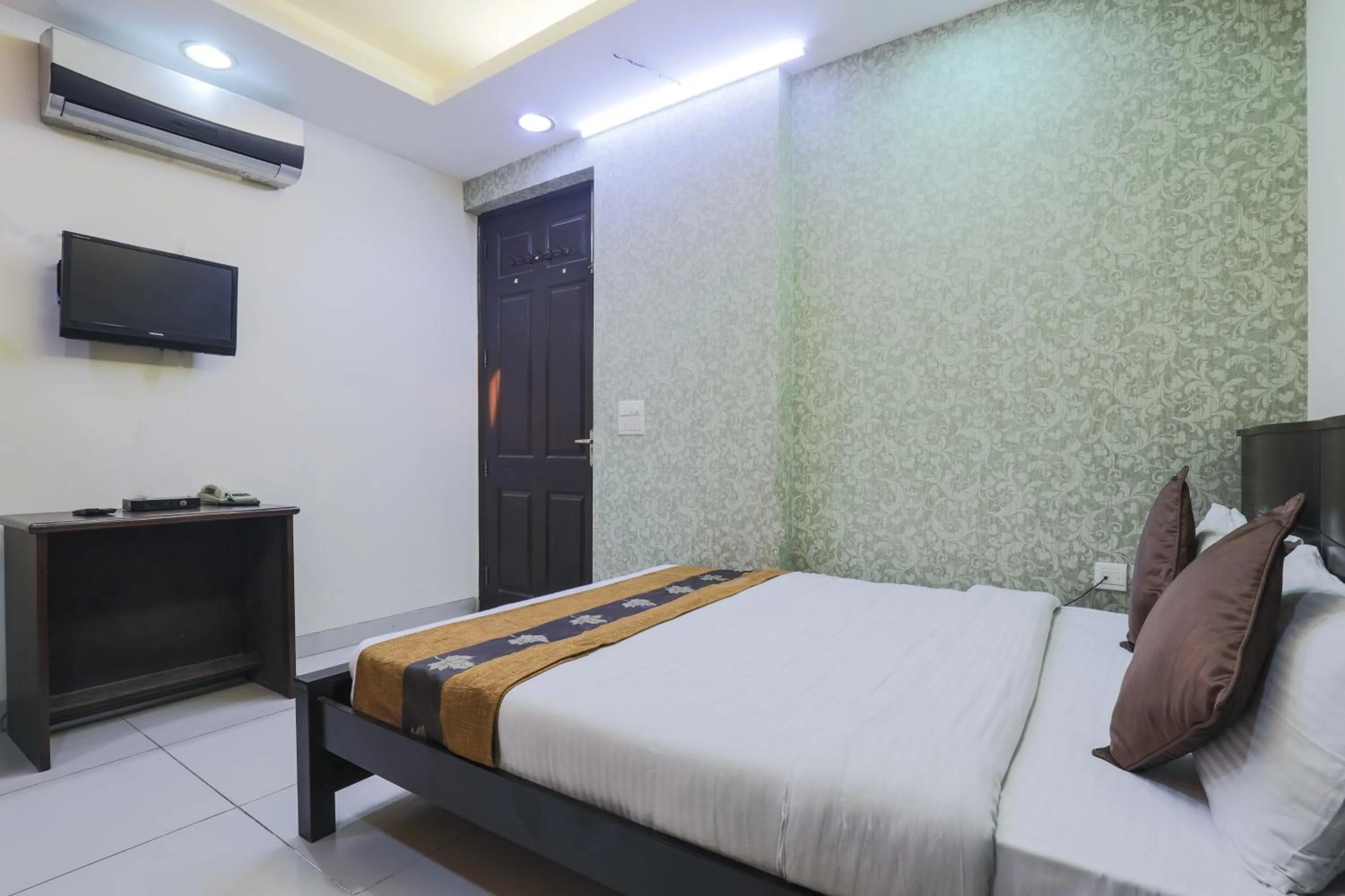 Photo of the whole room, Bed in Hermitage by The Cosy Hotels Near Lotus Temple