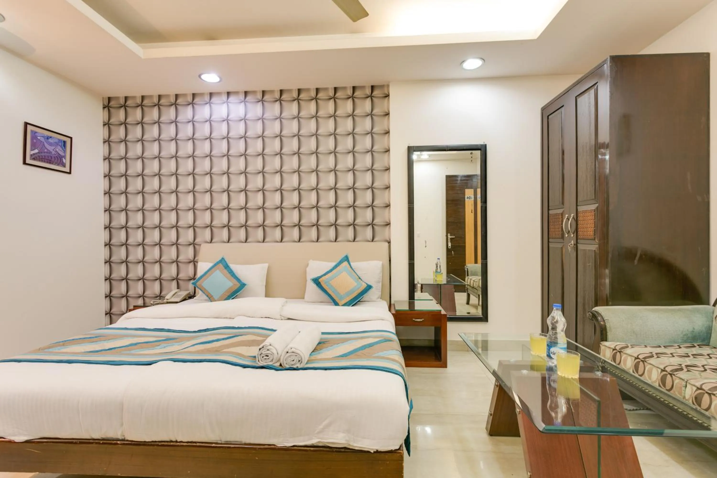 Photo of the whole room, Bed in Hermitage by The Cosy Hotels Near Lotus Temple