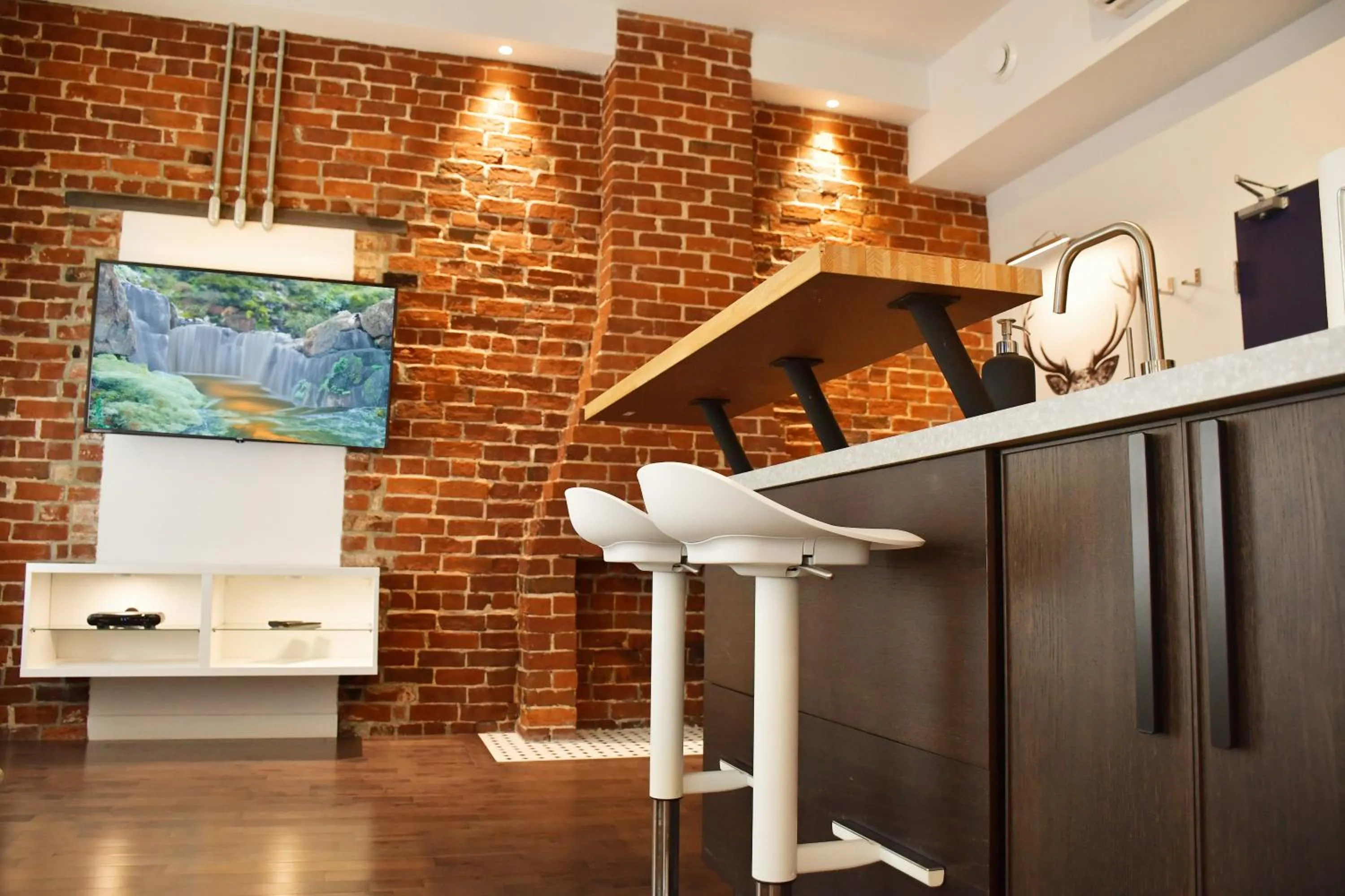 TV and multimedia in Maison Évangéline by Bower Boutique Hotels