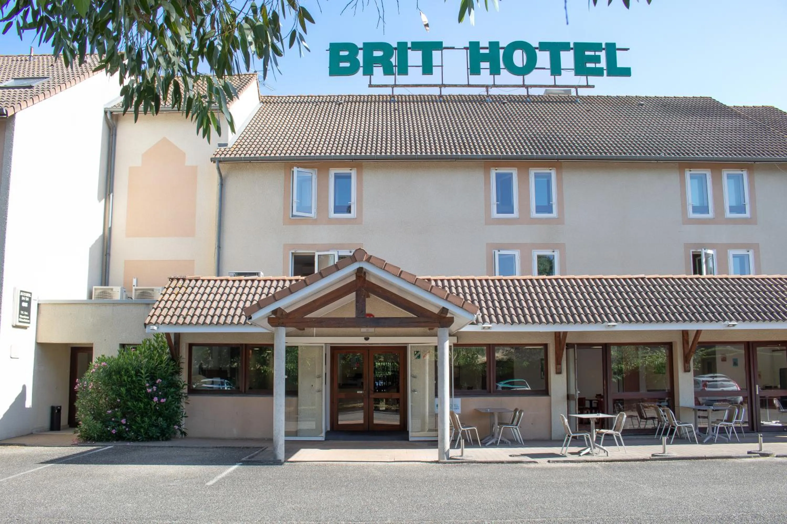 Property building in Brit Hotel Agen - L'Aquitaine