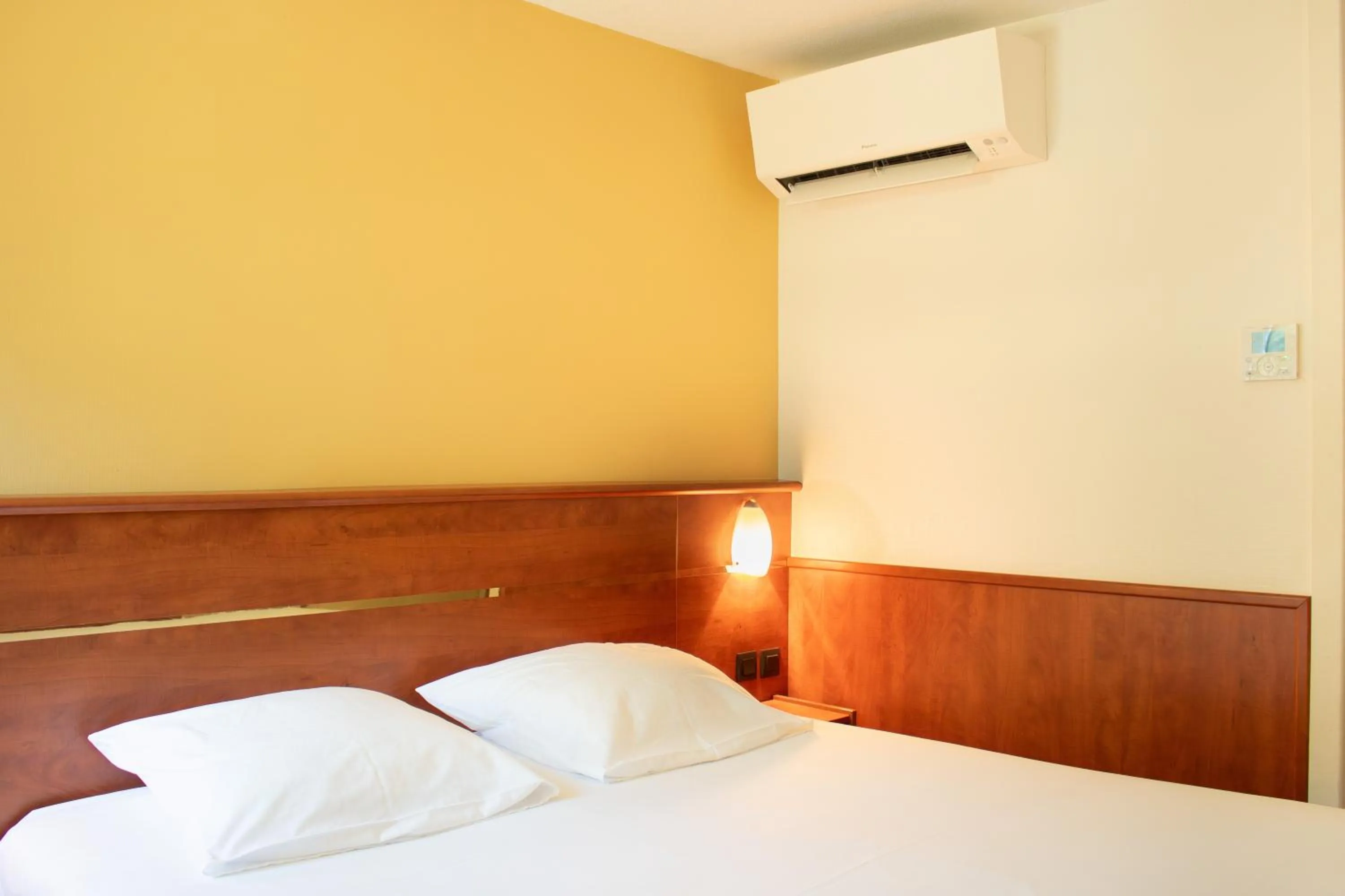 Bedroom, Bed in Brit Hotel Agen - L'Aquitaine