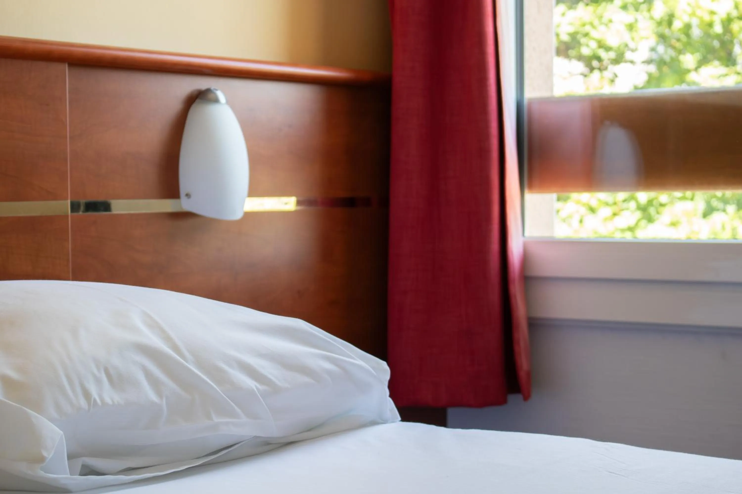 Bedroom, Bed in Brit Hotel Agen - L'Aquitaine