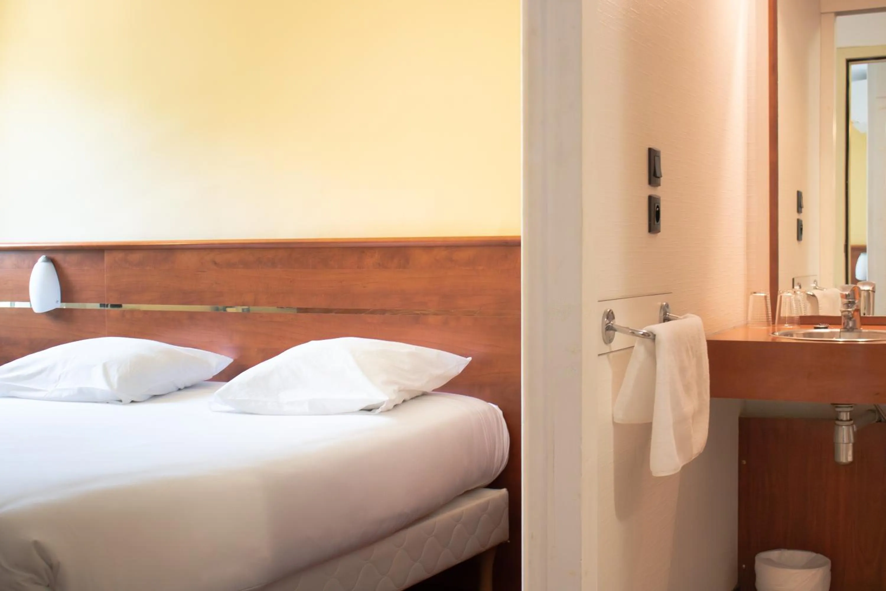 Bedroom, Bed in Brit Hotel Agen - L'Aquitaine