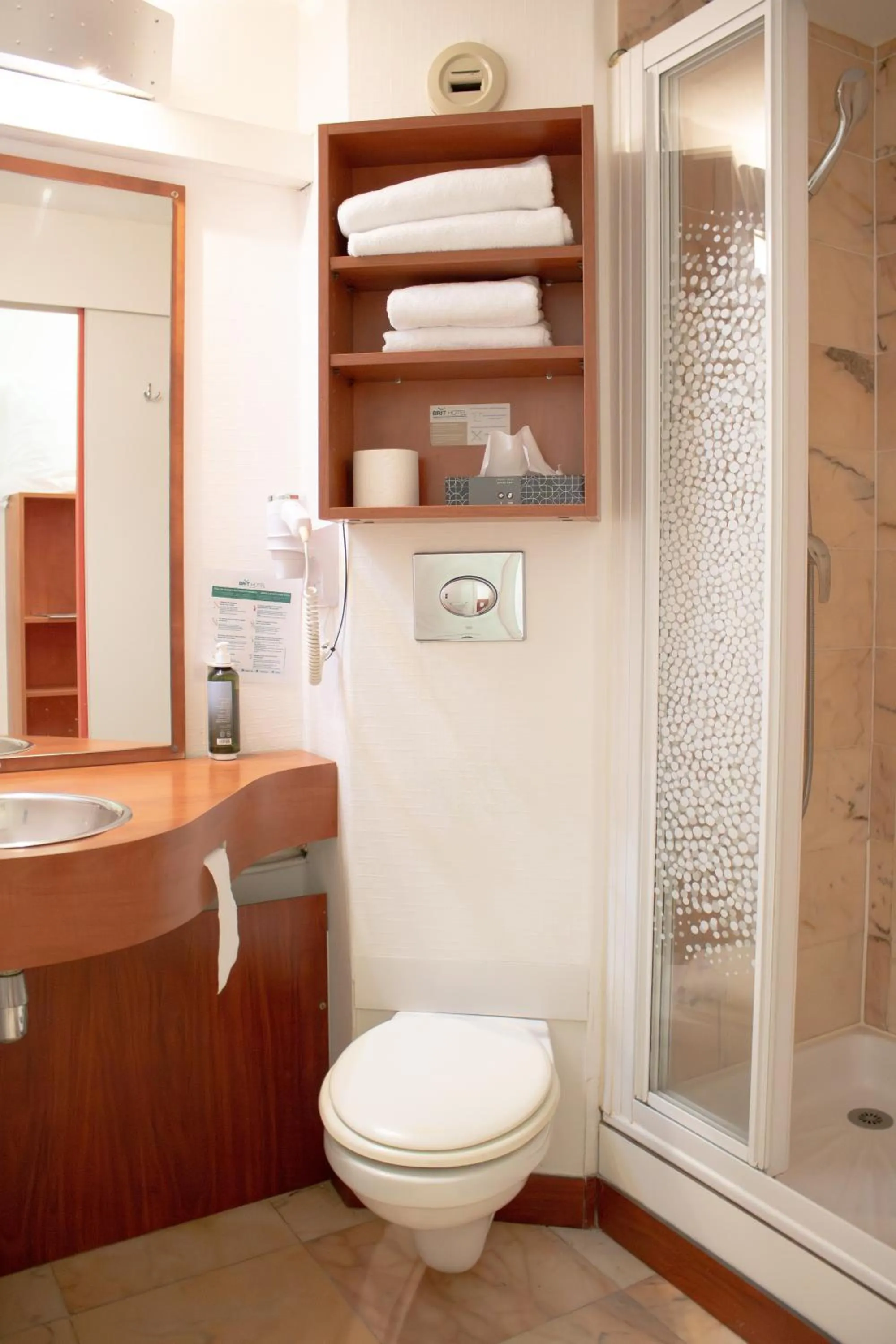 Bathroom in Brit Hotel Agen - L'Aquitaine