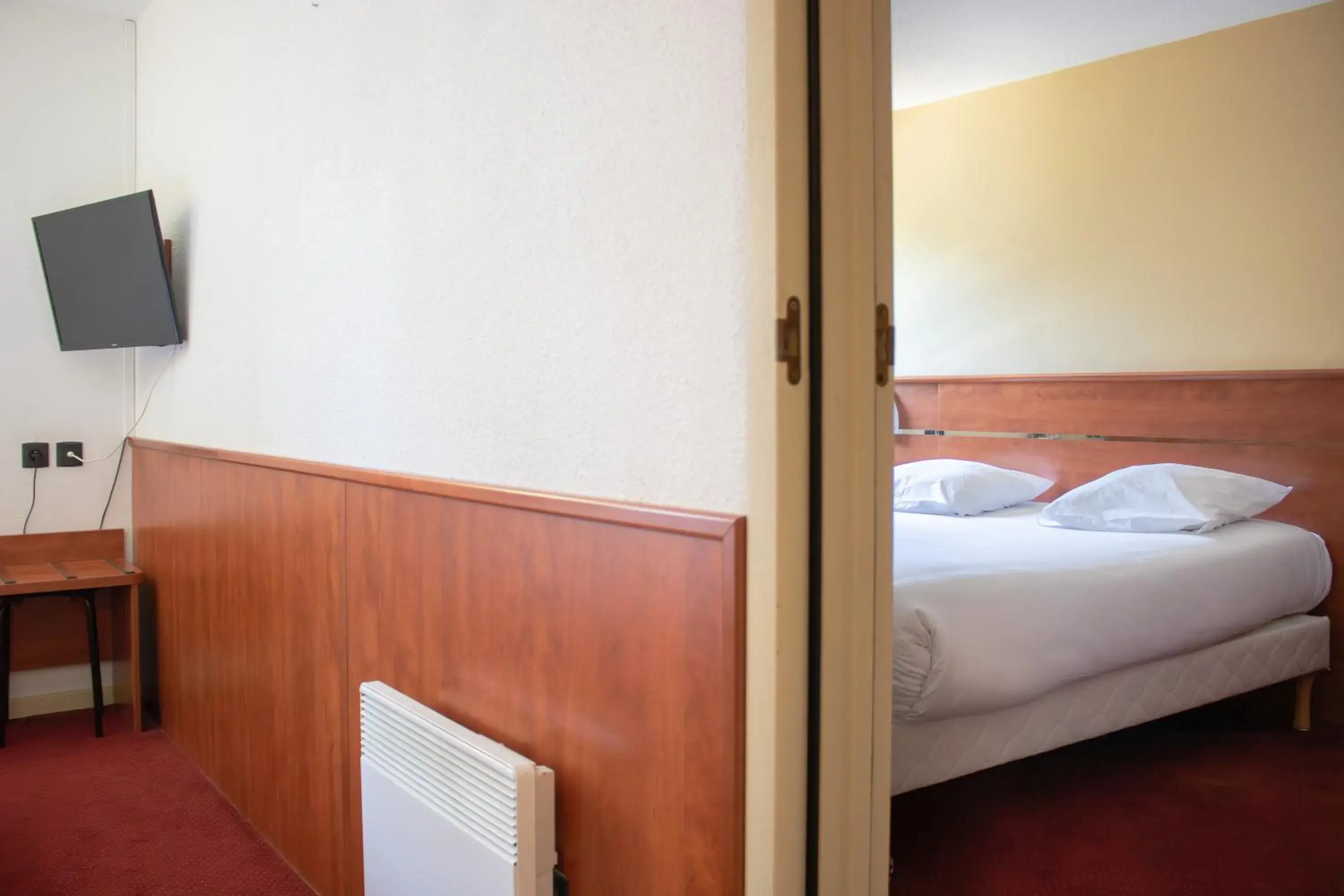 Two Connecting Double Rooms in Brit Hotel Agen - L'Aquitaine Two Connecting Double Rooms in Brit Hotel Agen - L'Aquitaine