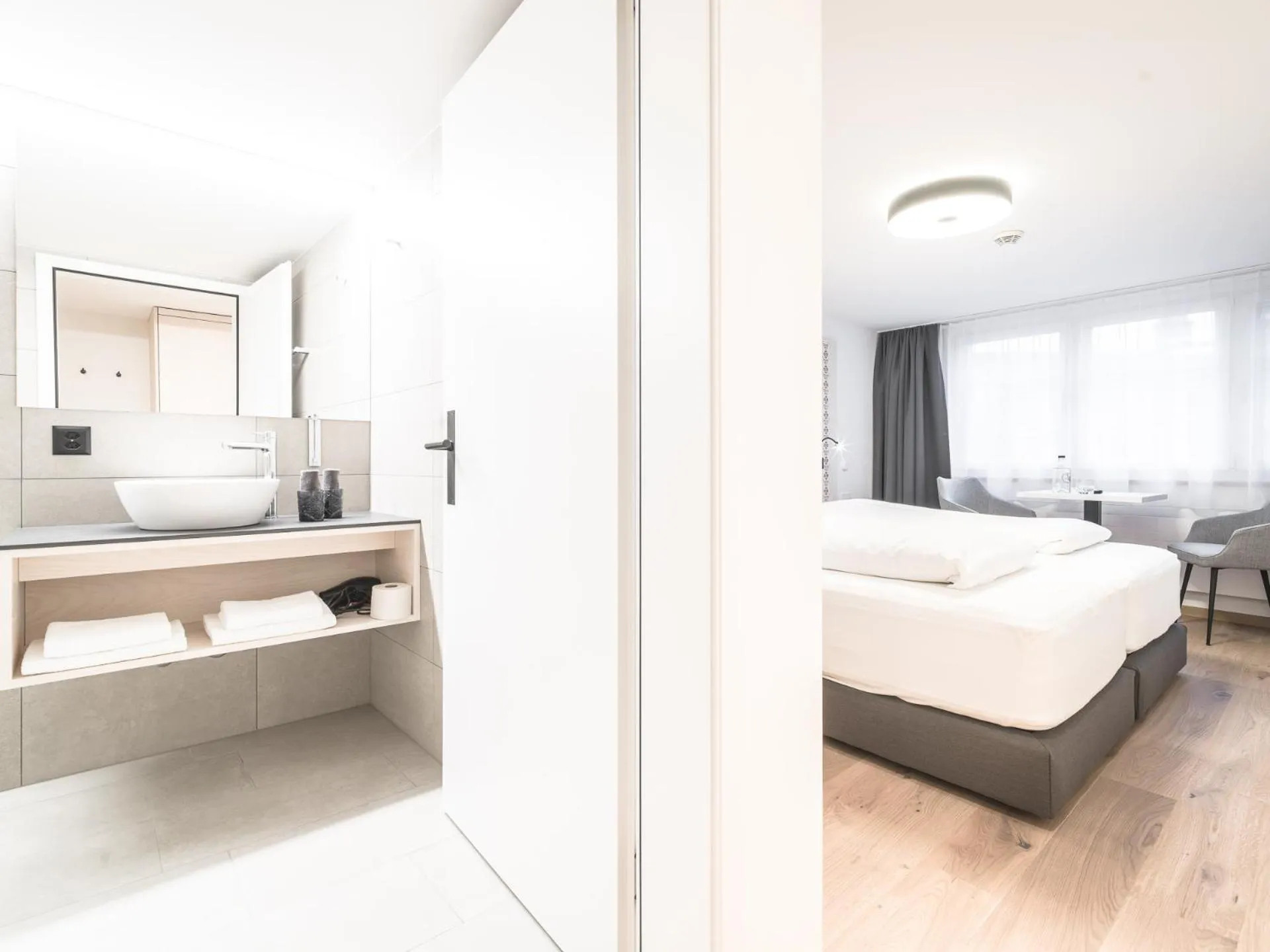 Bathroom, Bed in Traube Restaurant & Hotel