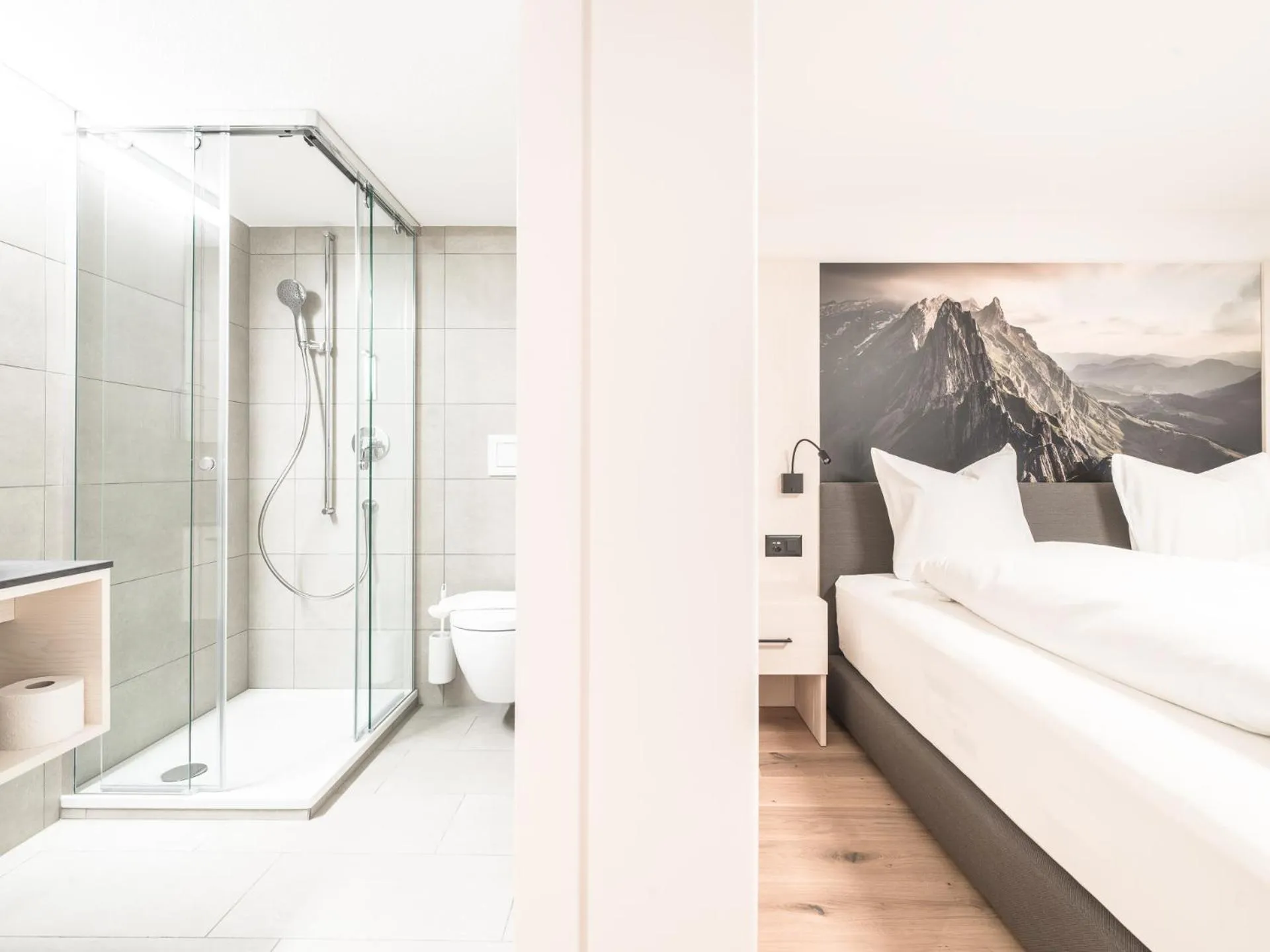 Shower, Bed in Traube Restaurant & Hotel