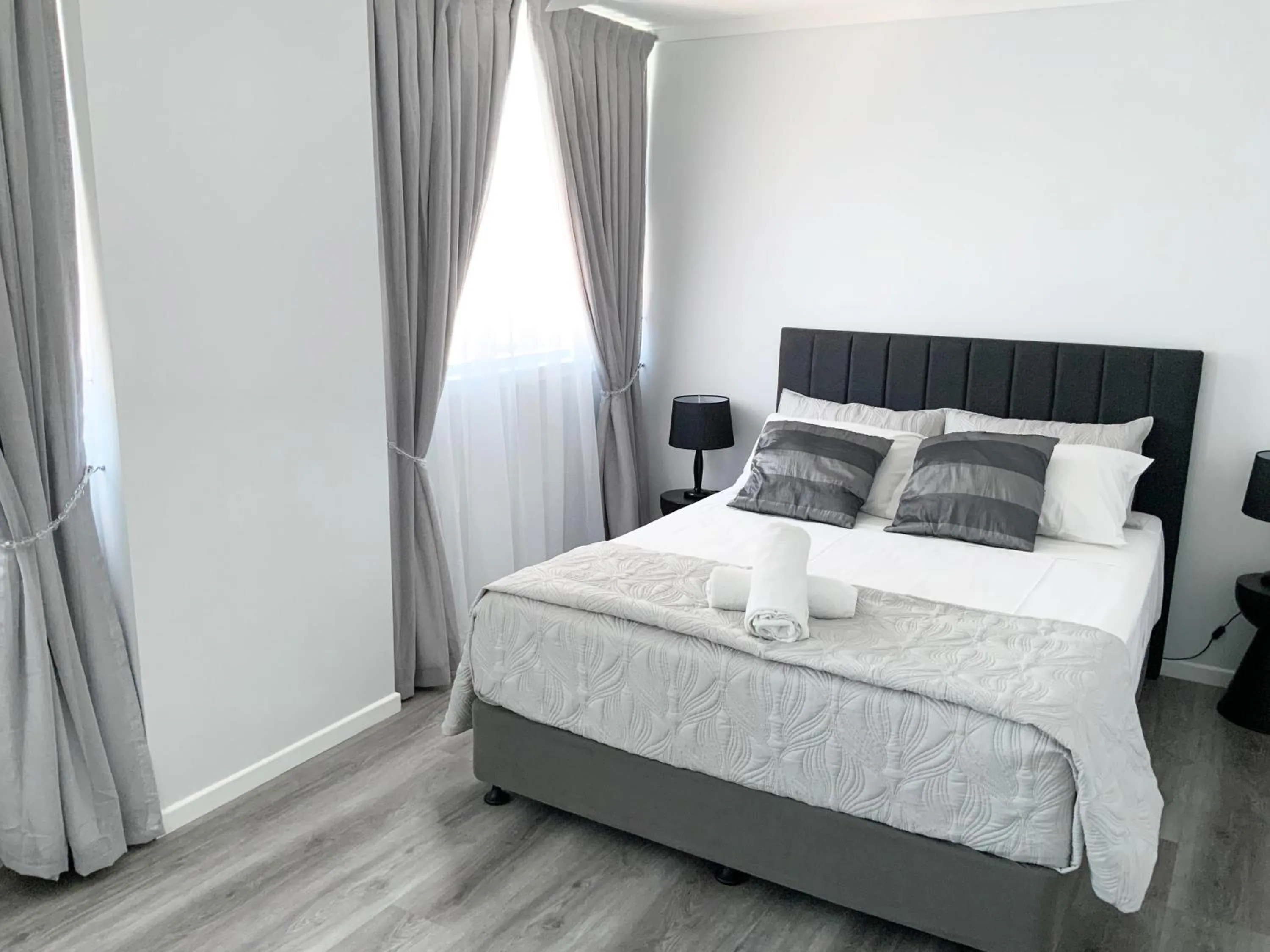 Bedroom, Bed in Beachfront Towers