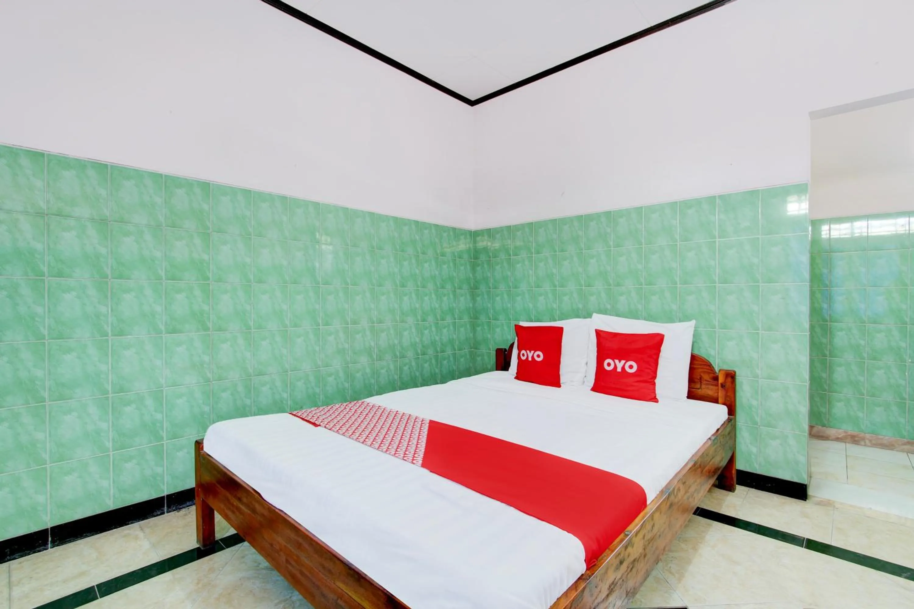 Bedroom, Bed in Hotel O Homestay Baronsari