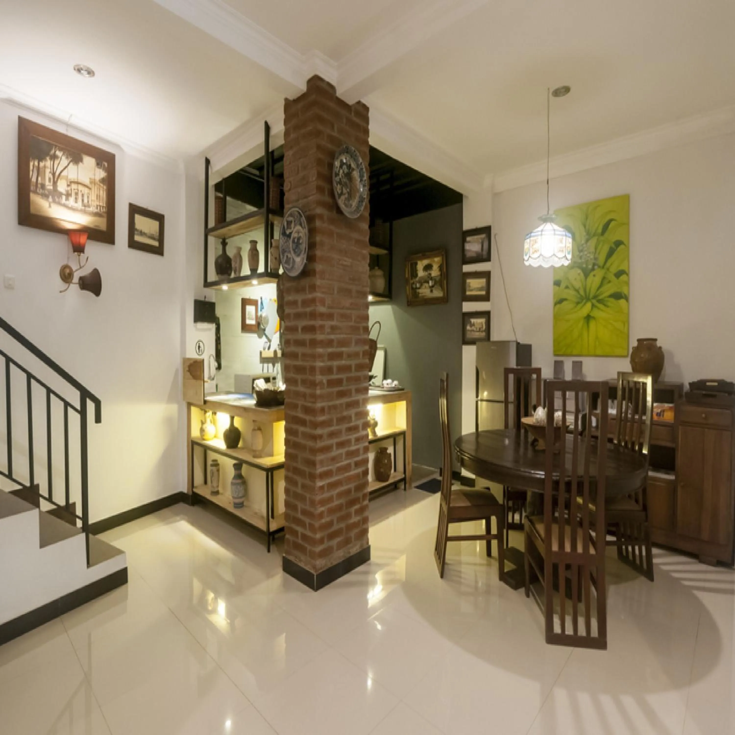 Lobby or reception in RedDoorz Syariah Plus near Trans Studio Cibubur