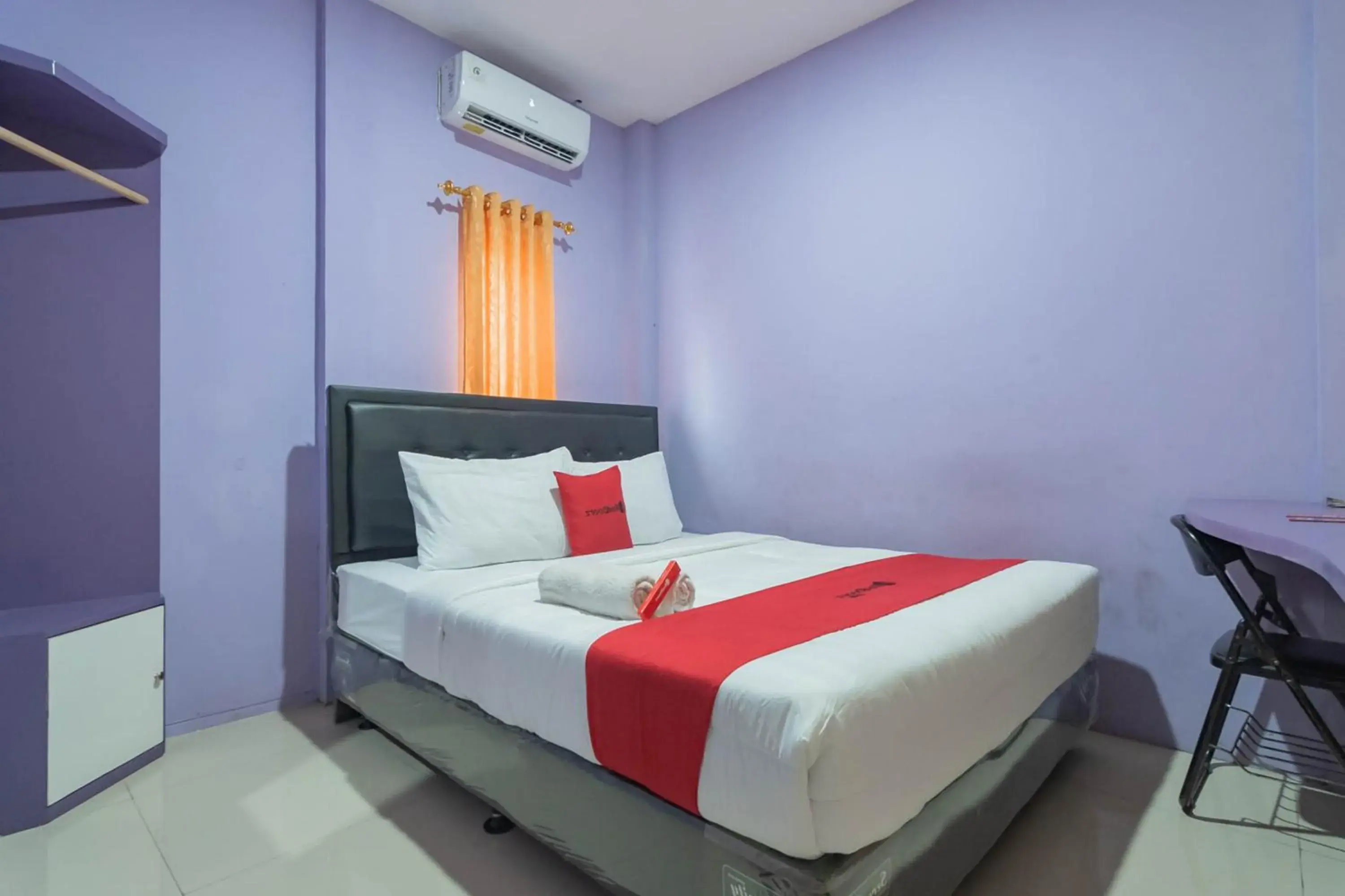 Double Room in RedDoorz @ Gatot Subroto Street Bandung 3 Double Room in RedDoorz @ Gatot Subroto Street Bandung 3