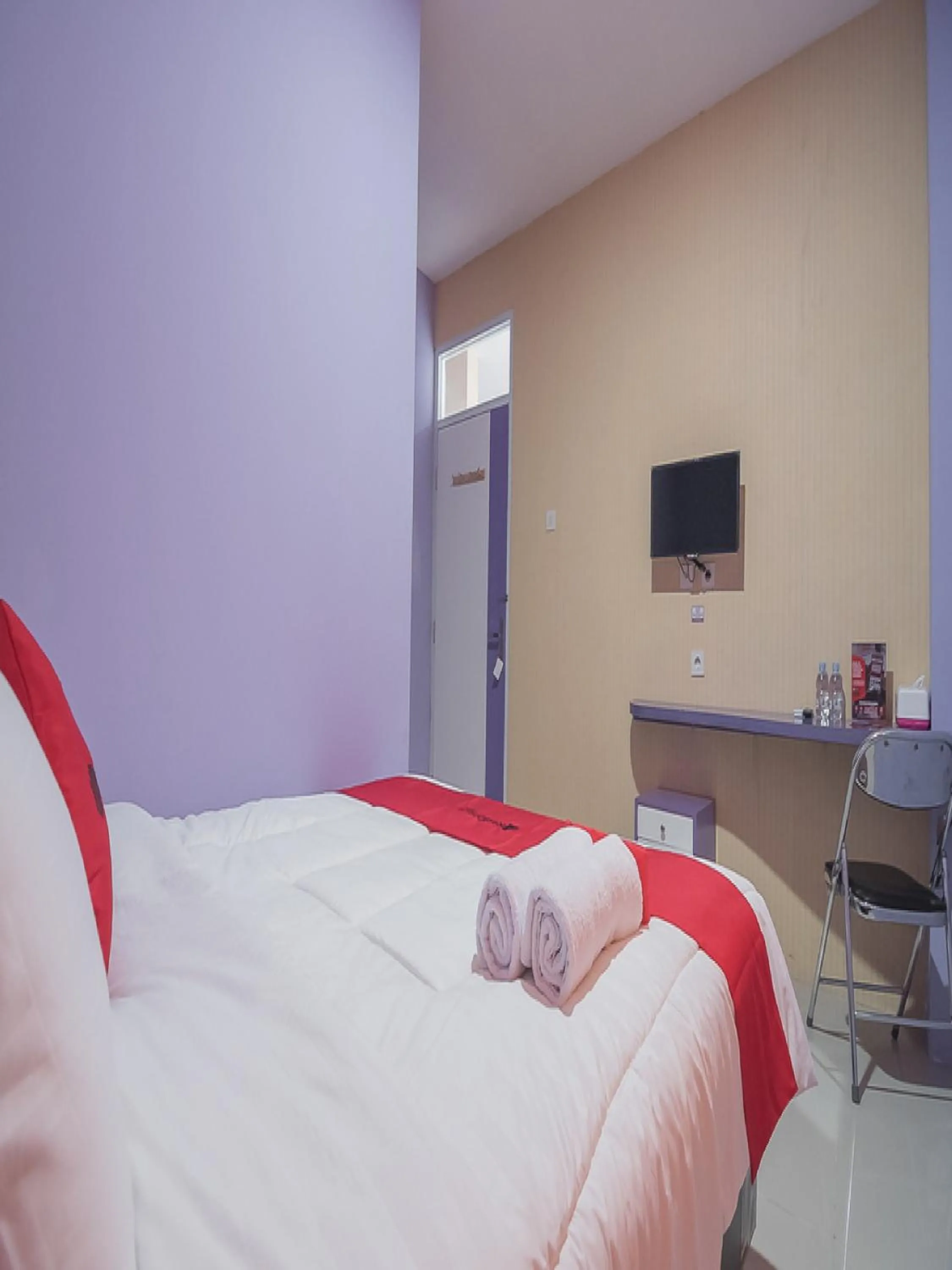 Bedroom, Bed in RedDoorz @ Gatot Subroto Street Bandung 3