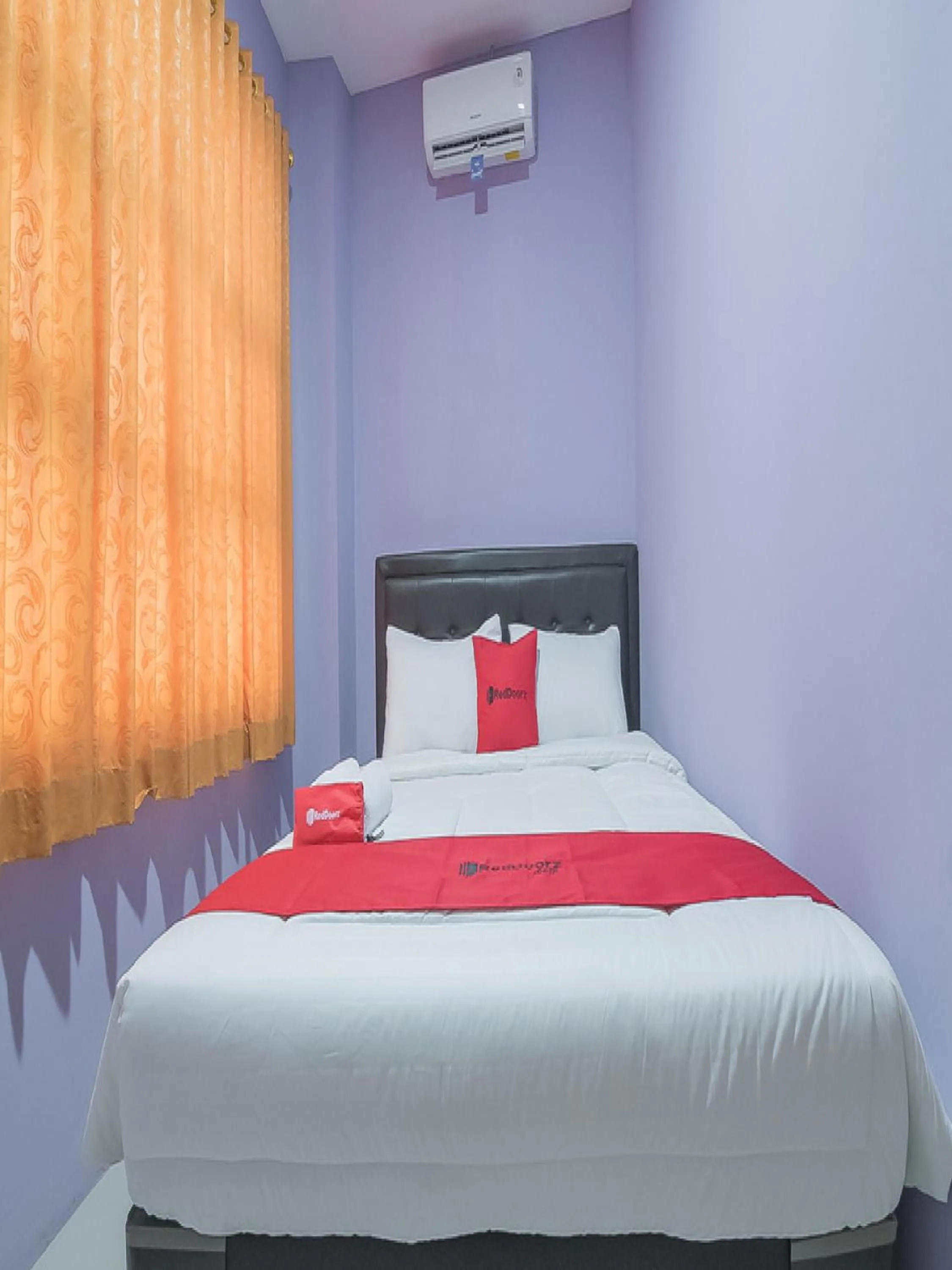 Bedroom, Bed in RedDoorz @ Gatot Subroto Street Bandung 3