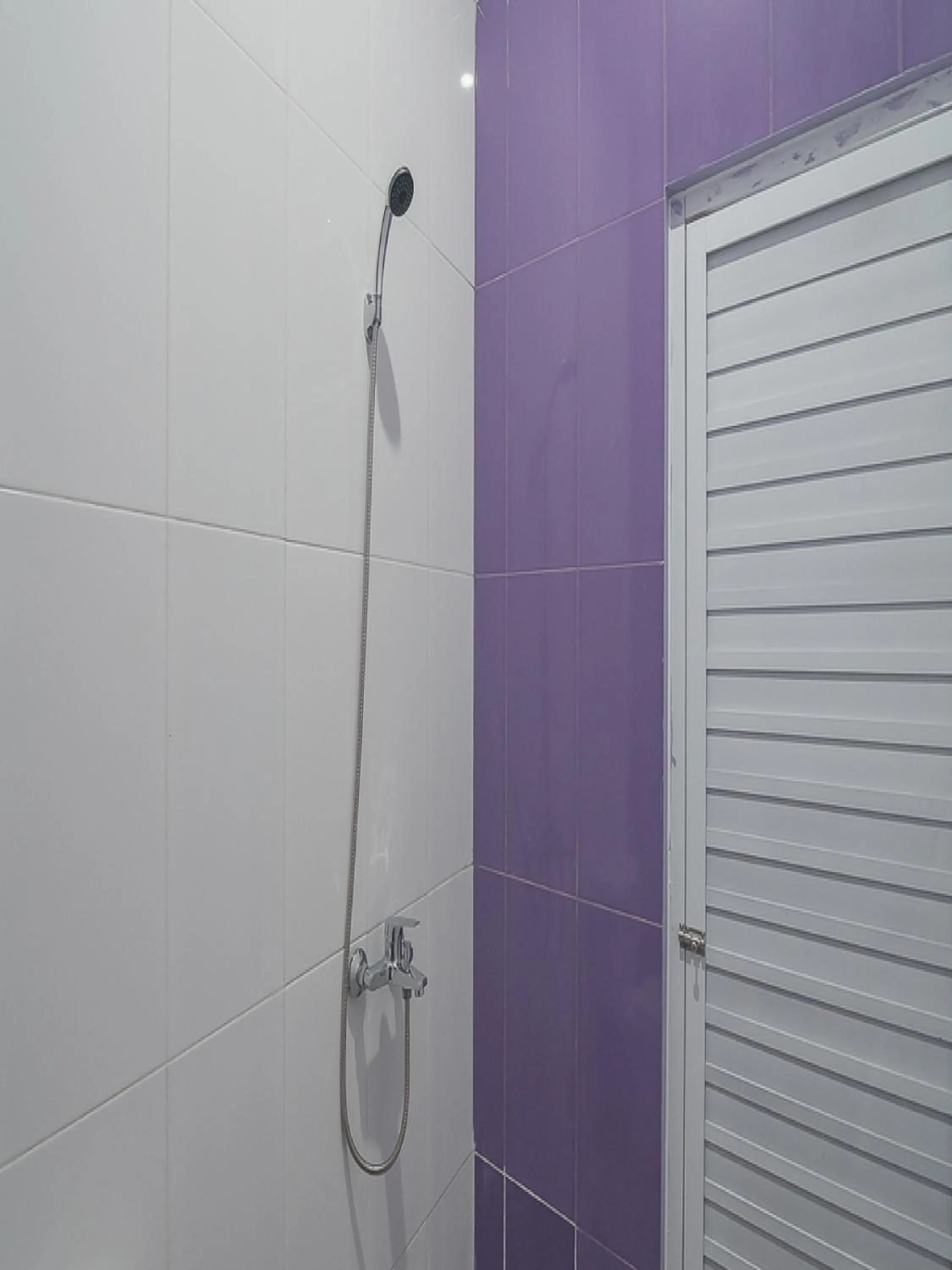 Bathroom in RedDoorz @ Gatot Subroto Street Bandung 3