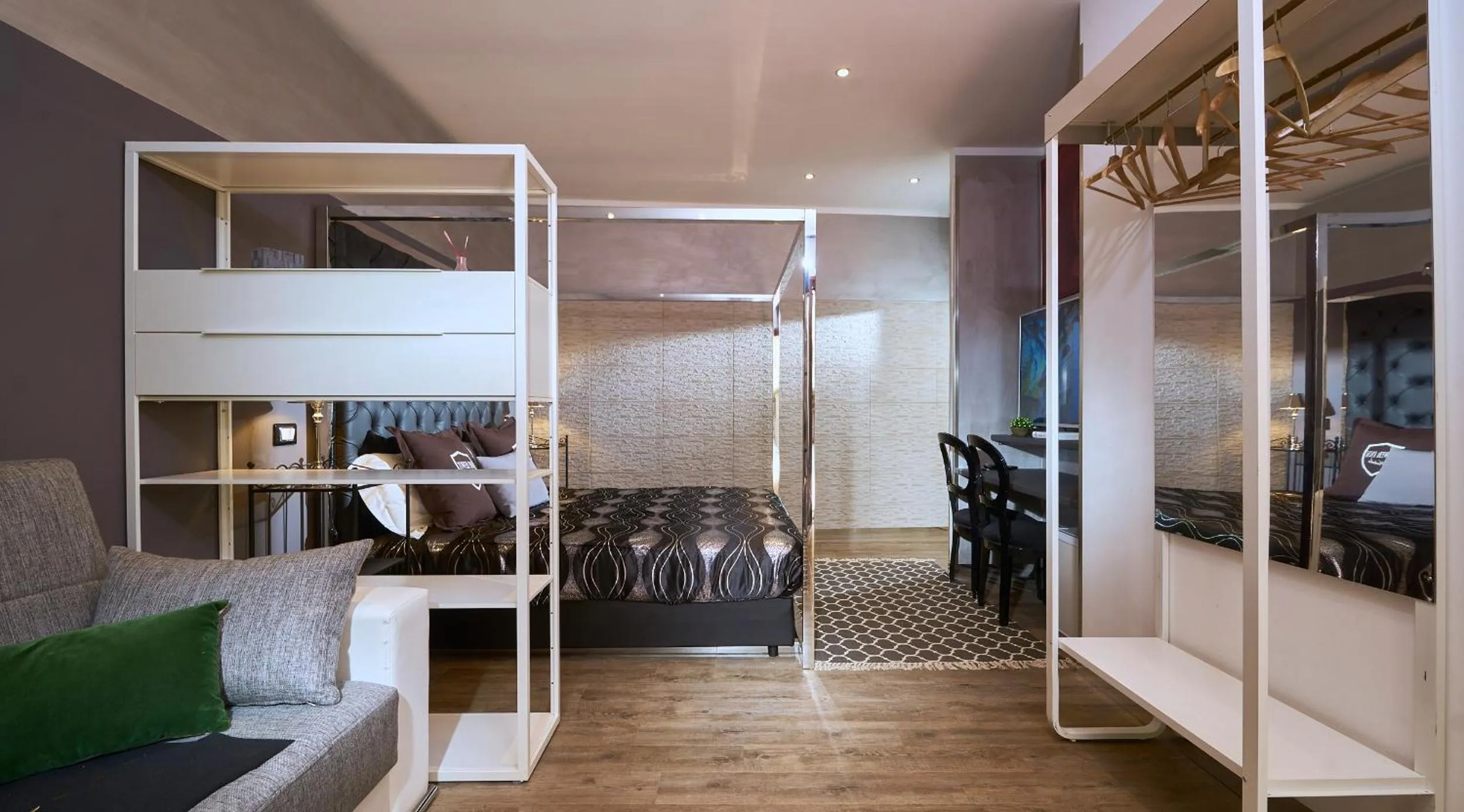 Photo of the whole room, Bed in Villa Tower Inn