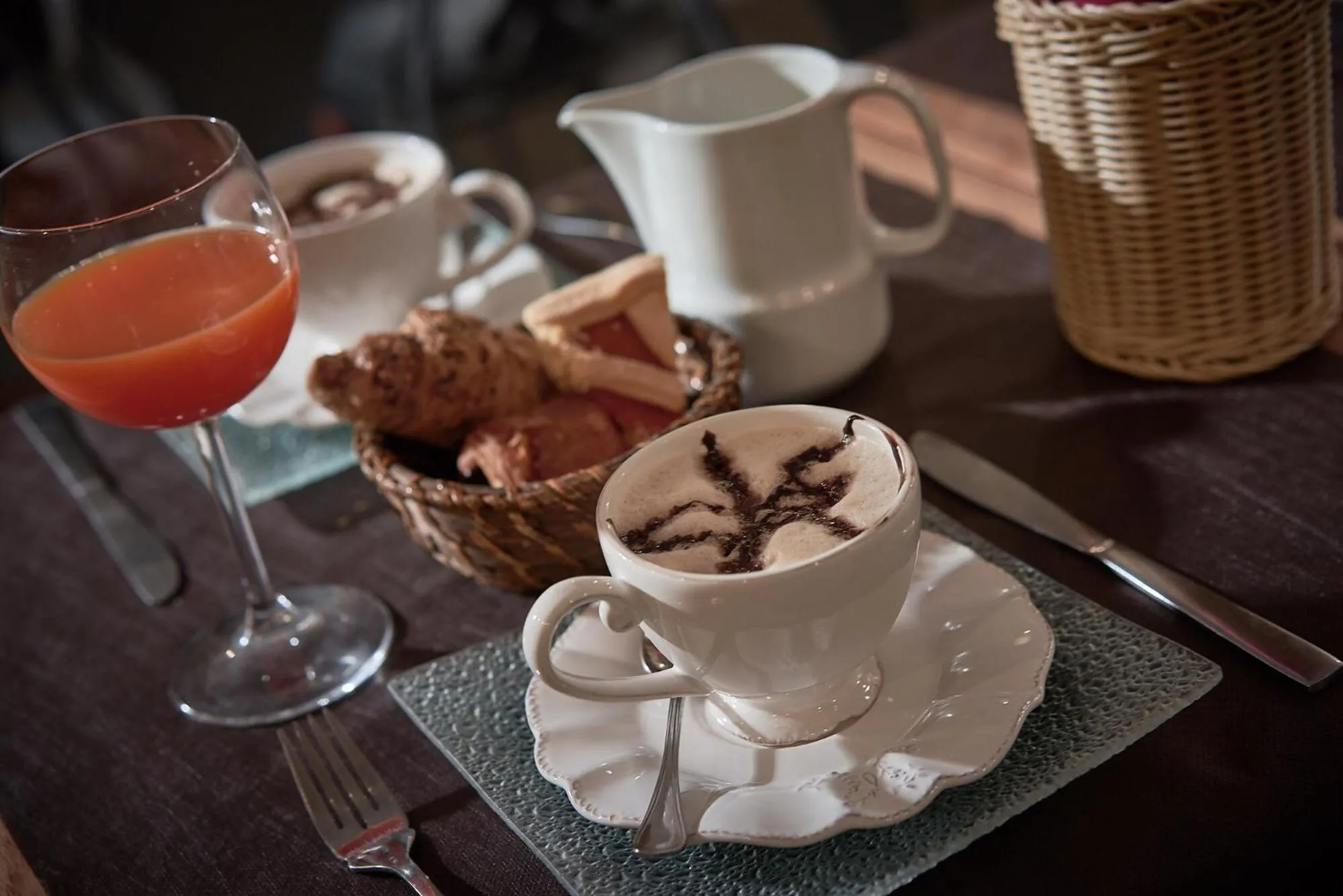 Restaurant/places to eat in Villa Tower Inn