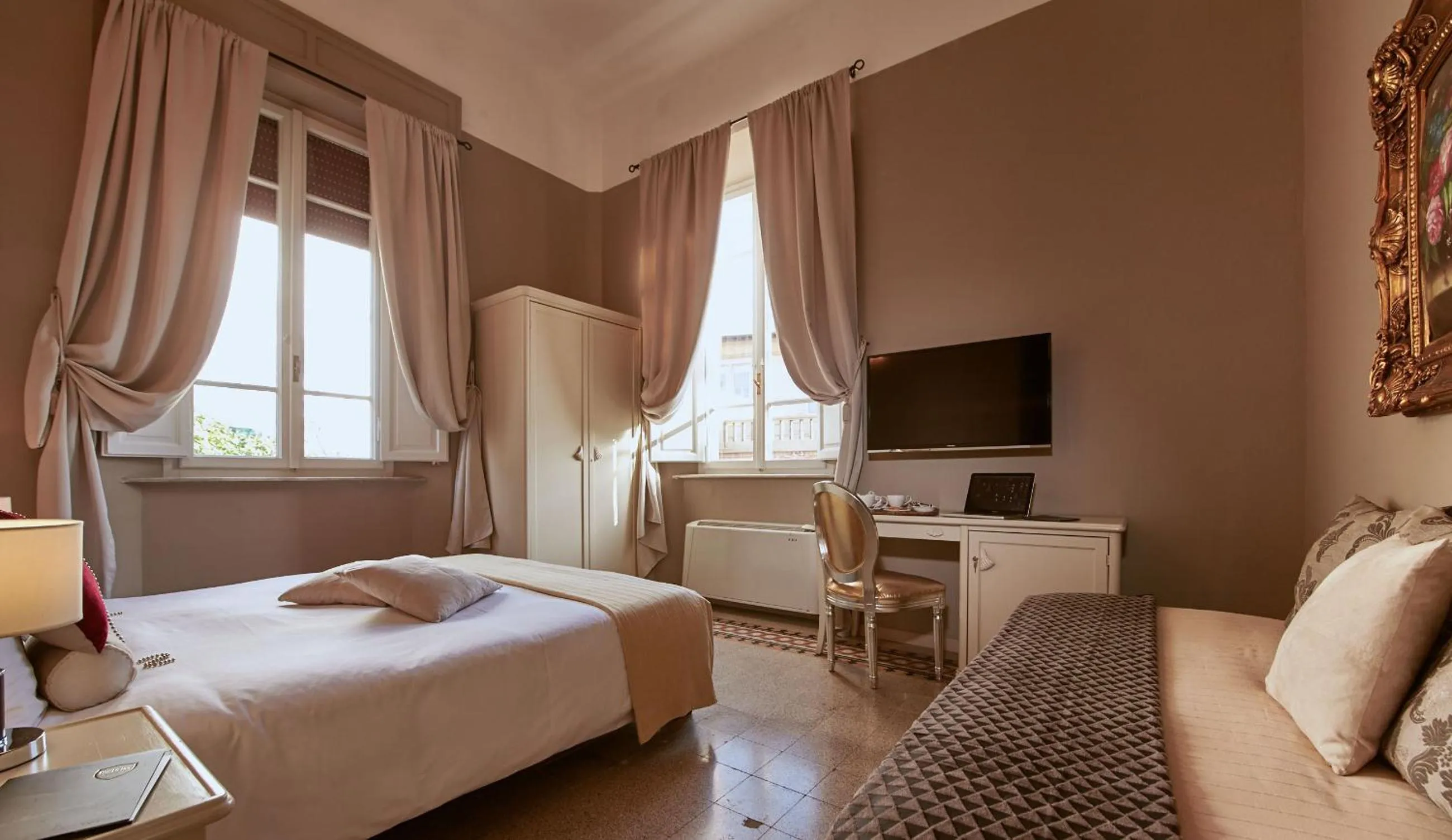 Day, Bed in Villa Tower Inn