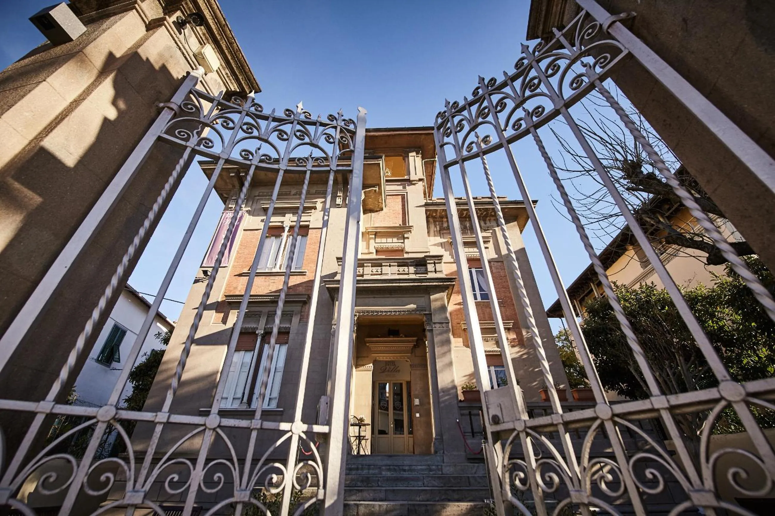 Facade/entrance in Villa Tower Inn