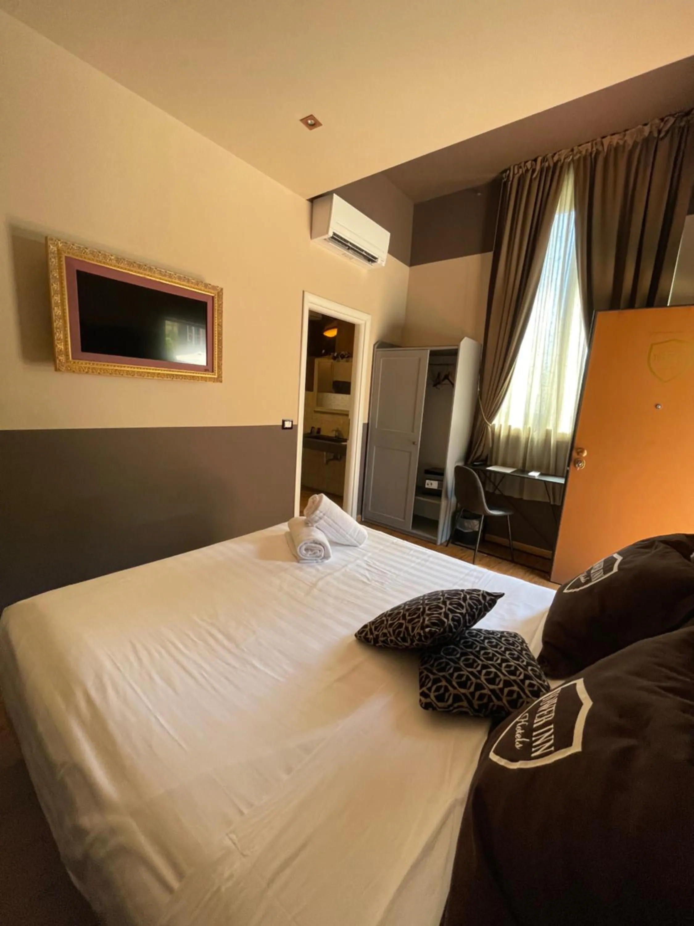 Photo of the whole room, Bed in Villa Tower Inn